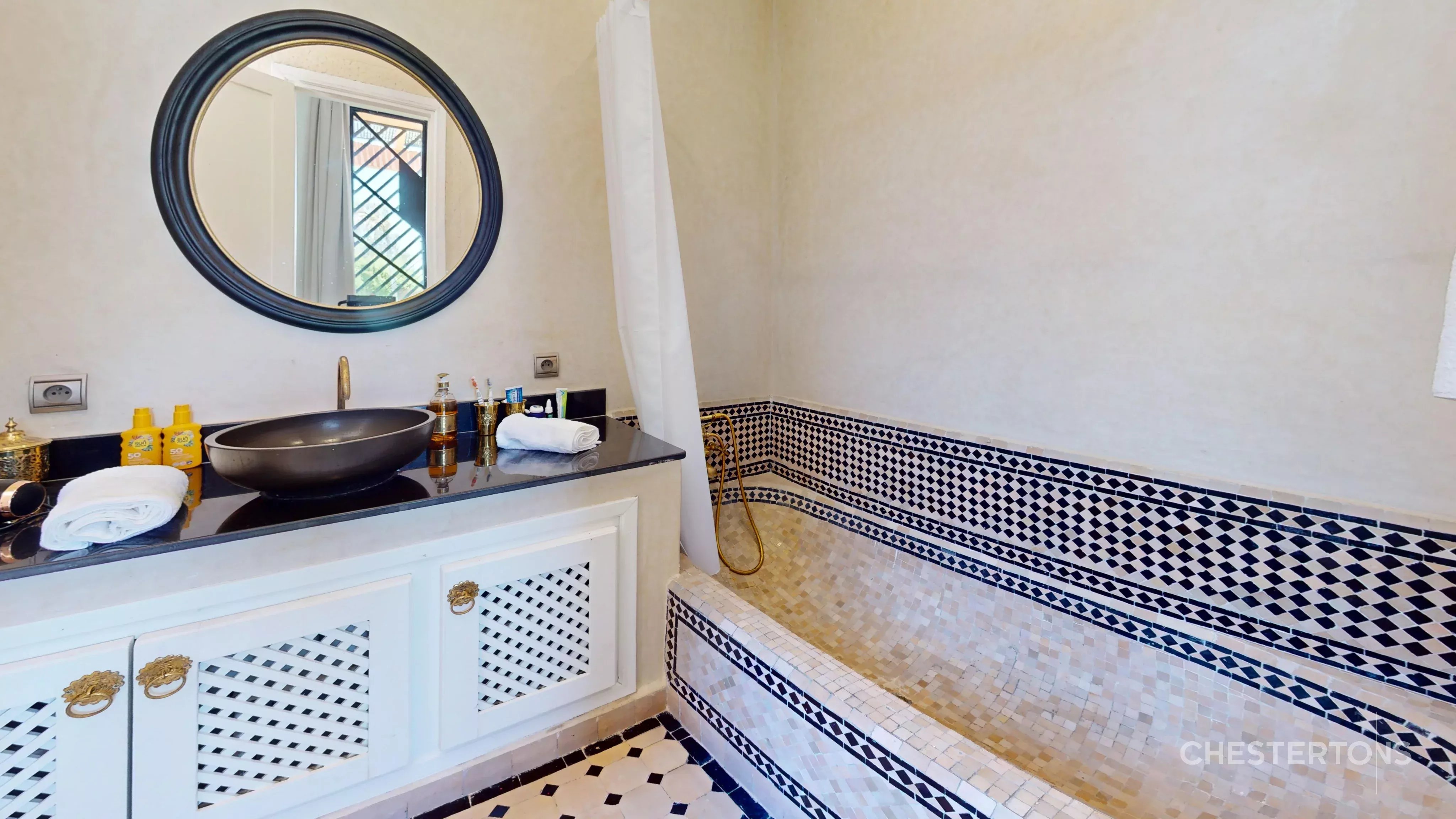  Image of Villa - 7 Bedrooms for Sale in Marrakech-Ménara-Marrakech-Morocco, Image 15