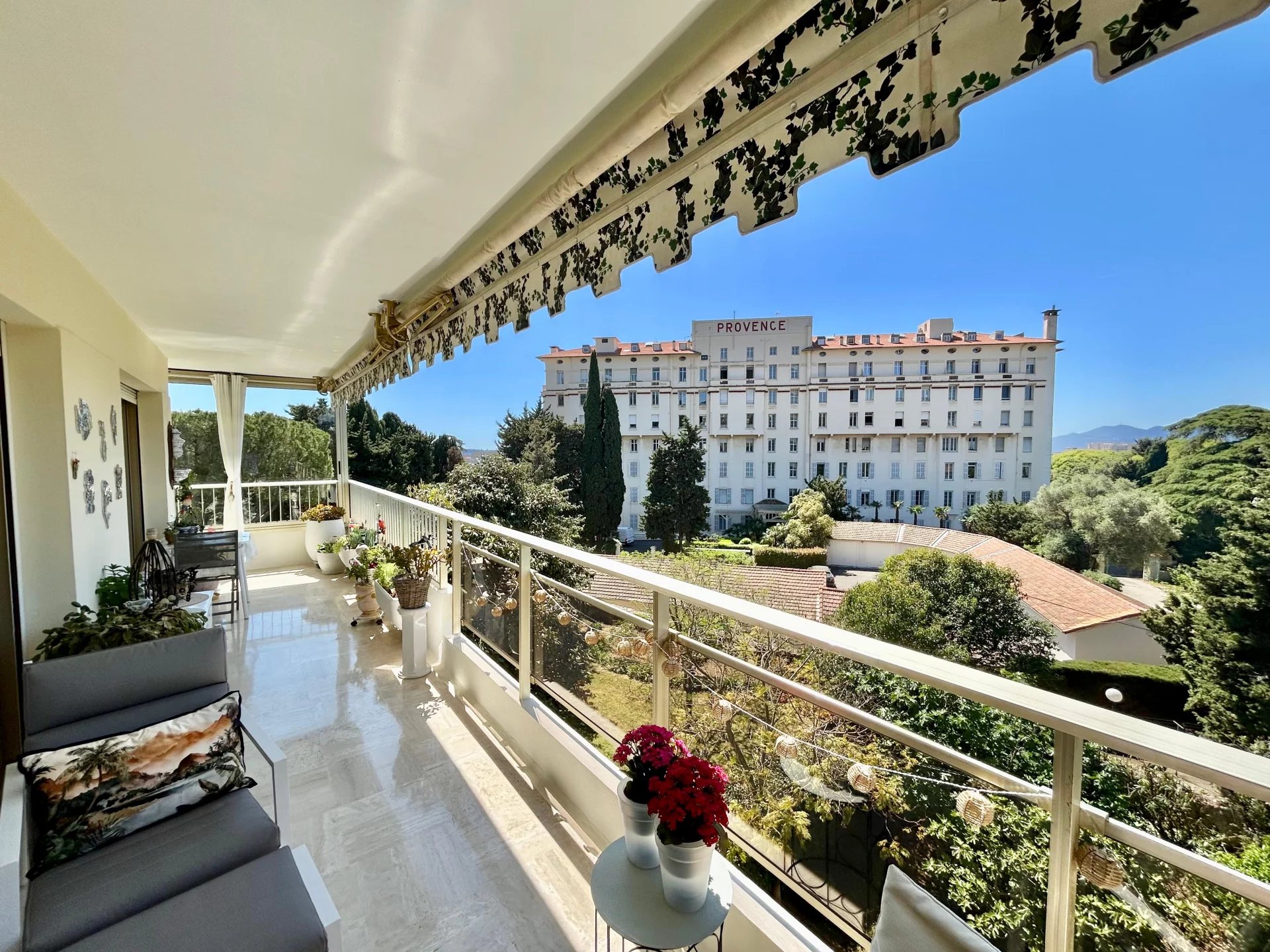 Montrose – Top floor with terrace, bright 4-room apartment with double garage