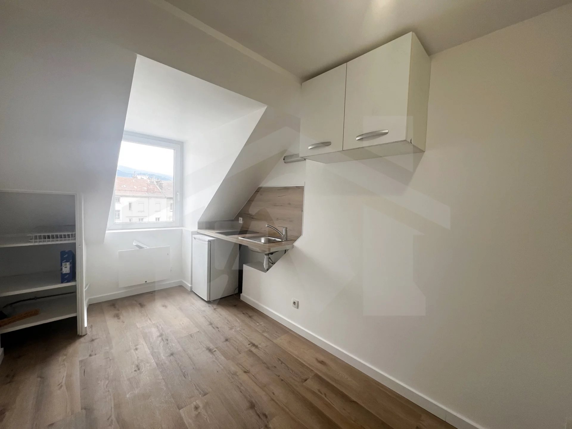 25 RUE GABRIEL PERI - GRENOBLE - CHAMBRE DE BONNE PROCHE SNC