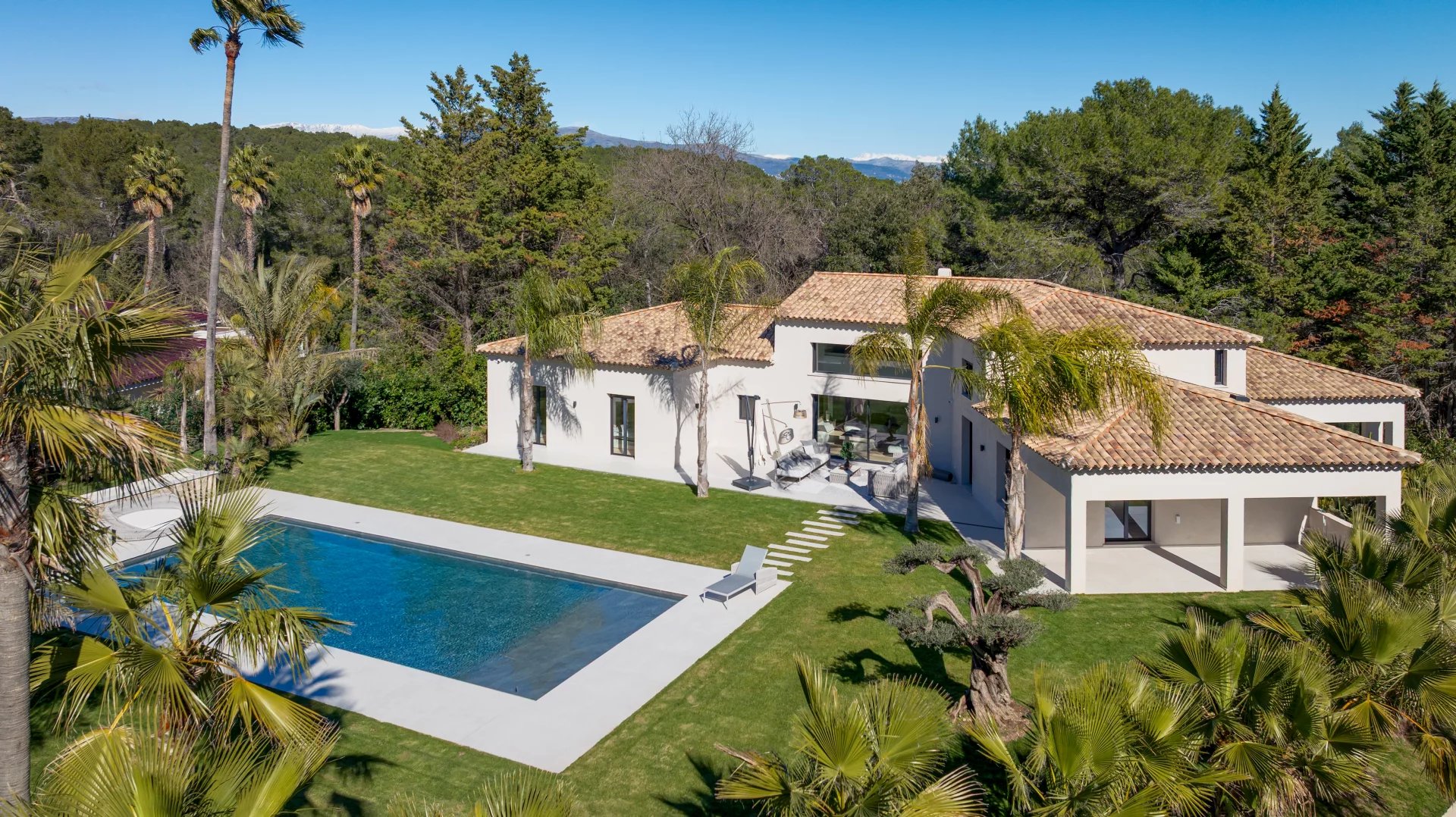 MOUGINS – GATED ESTATE – RENOVATED VILLA - picture 1