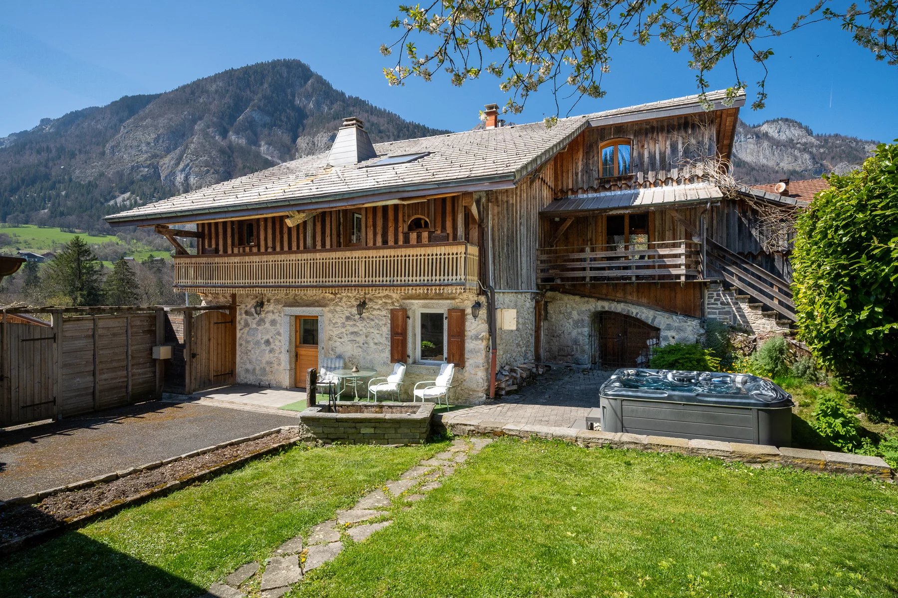 LE BIOT - Renovated 6-Bedroom Farmhouse with Separate Apartment and Garden Accommodation in Chamonix