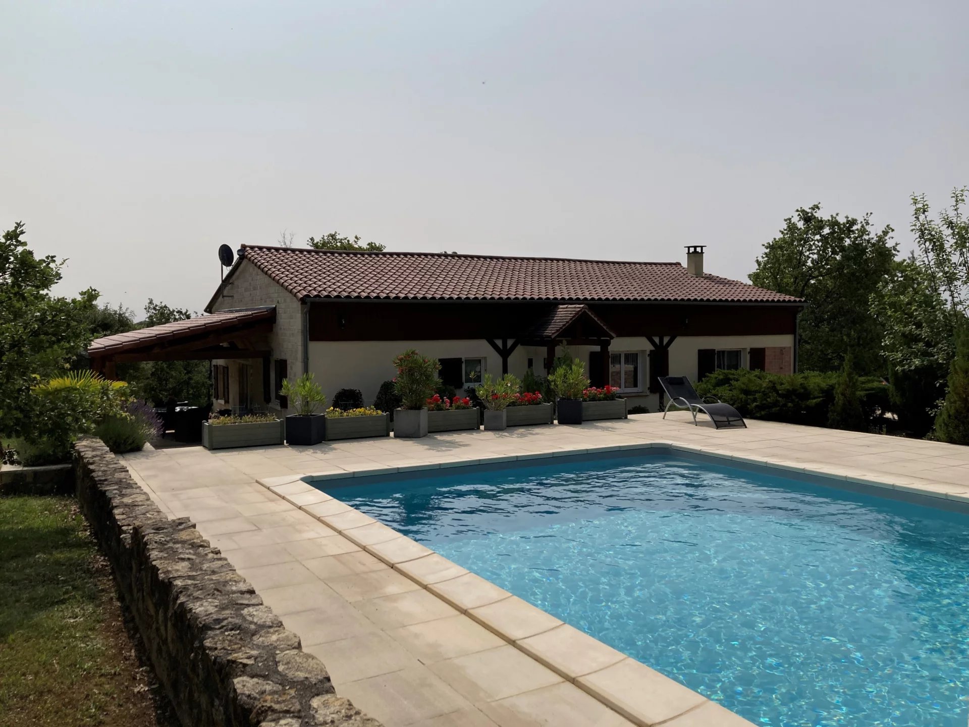 Attractive, contemporary property with guesthouse and pool in 9 ha of land