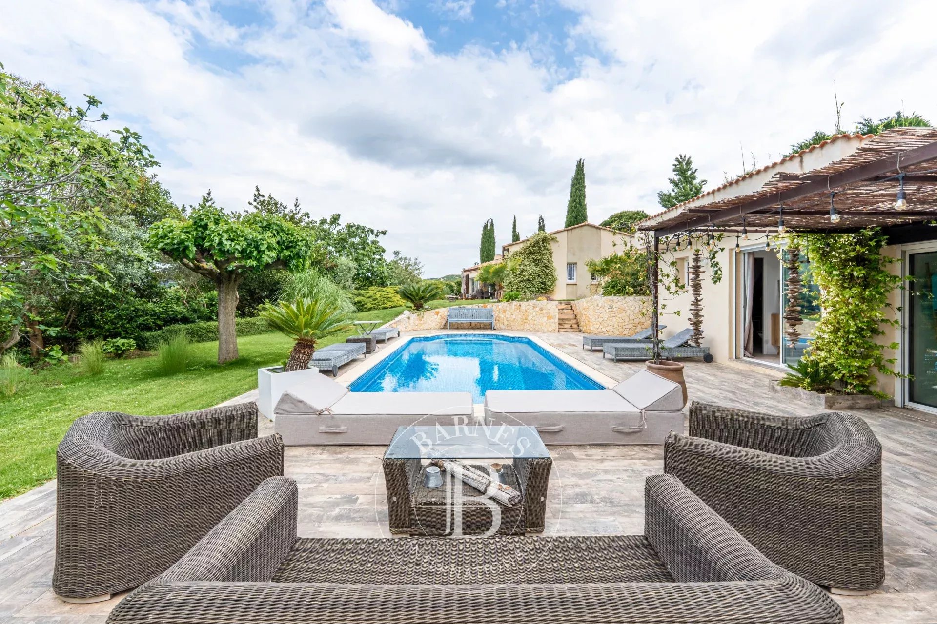 UNDER SALE OFFER - ÉGUILLES – SINGLE-STOREY VILLA – 205 SQM – INDEPENDENT ONE-BEDROOM APARTMENT – POOL – PANORAMIC VIEW – ABSOLUTE TRANQUILITY - picture 7