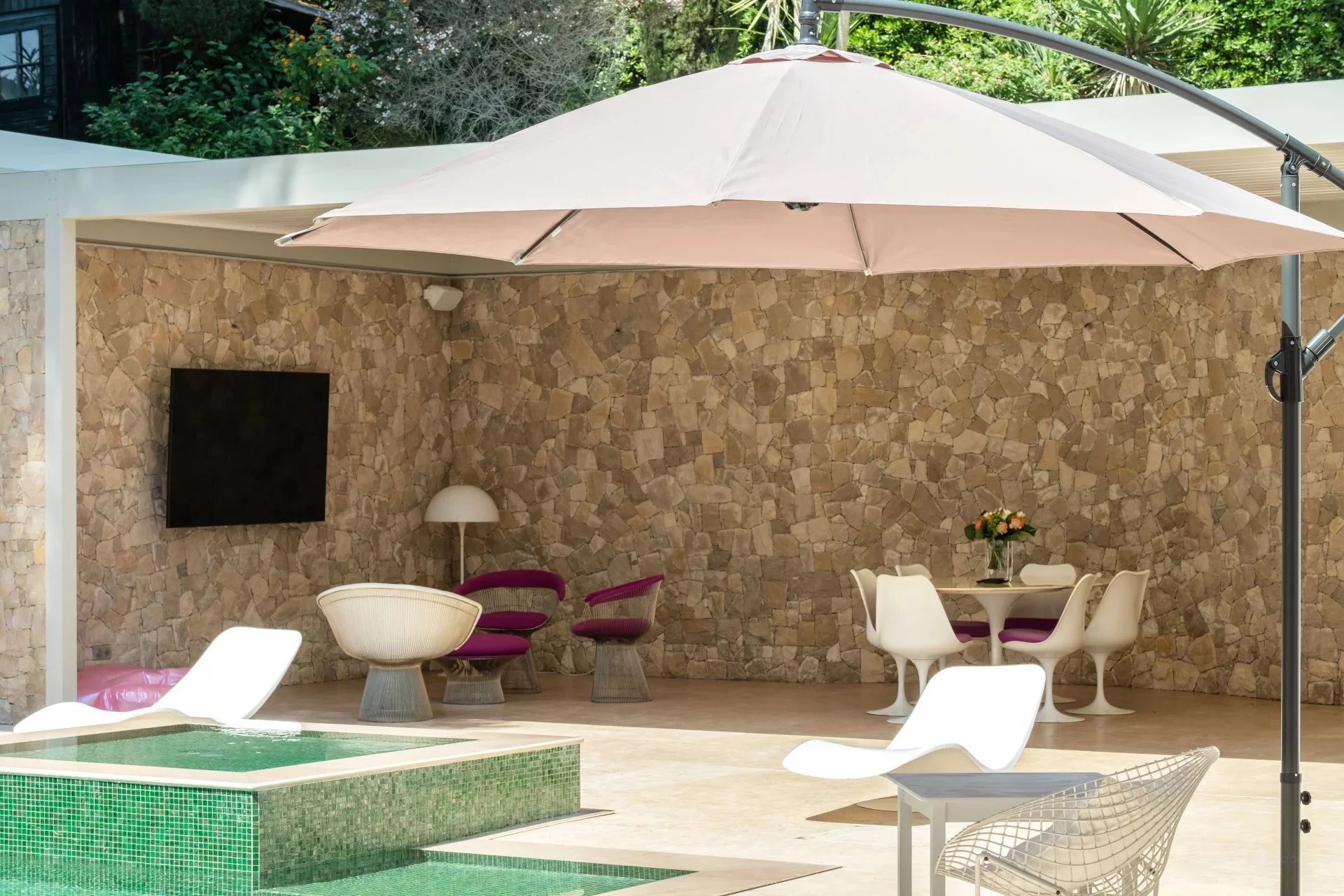 Villa provençale en deuxième ligne avec jardins plats, piscine chauffée et vue sur la mer
