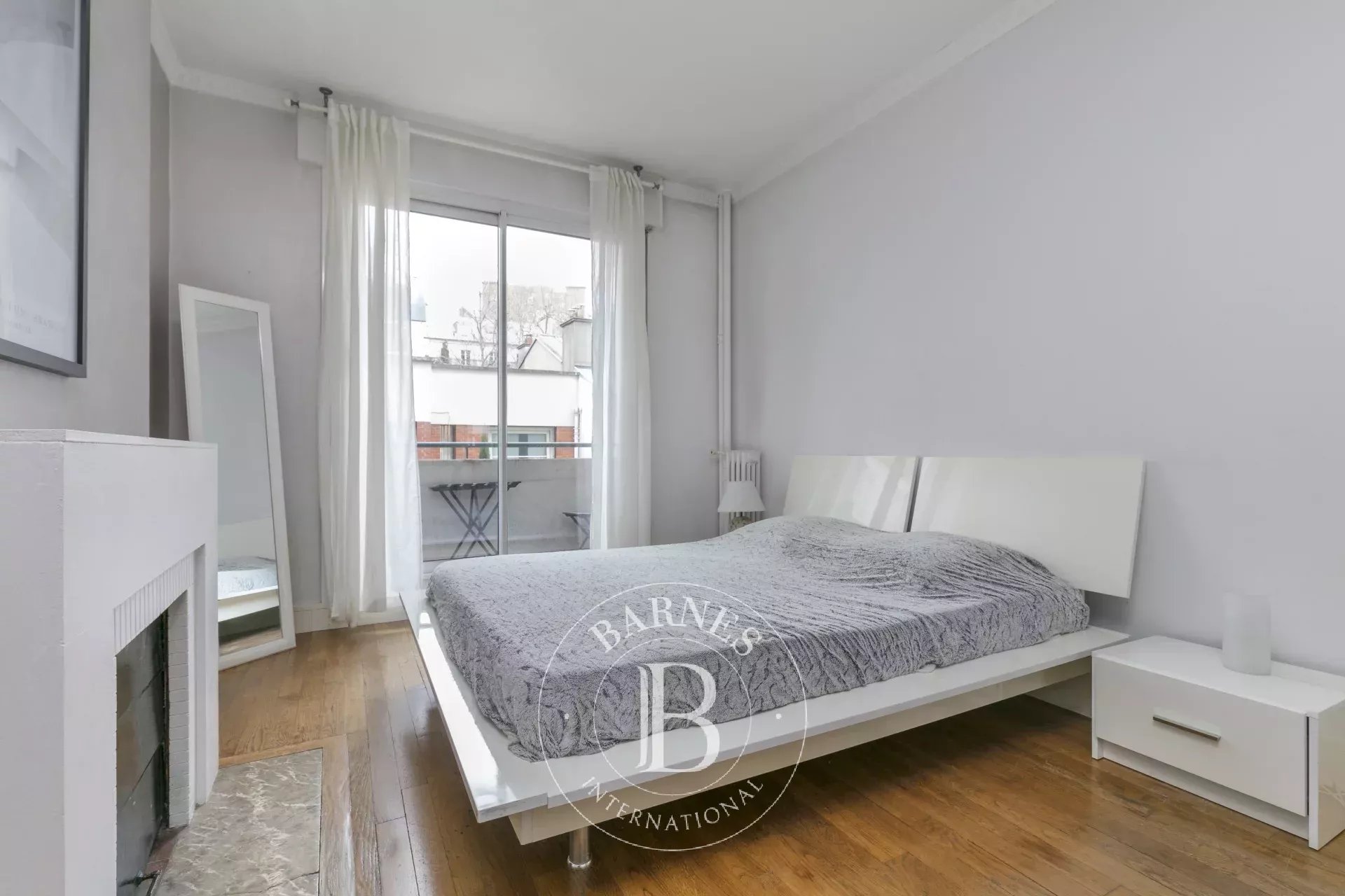 Neuilly-Achille Peretti - 1-bed apartment - Balcony - Within walking distance of the shops and public transport services - picture 6