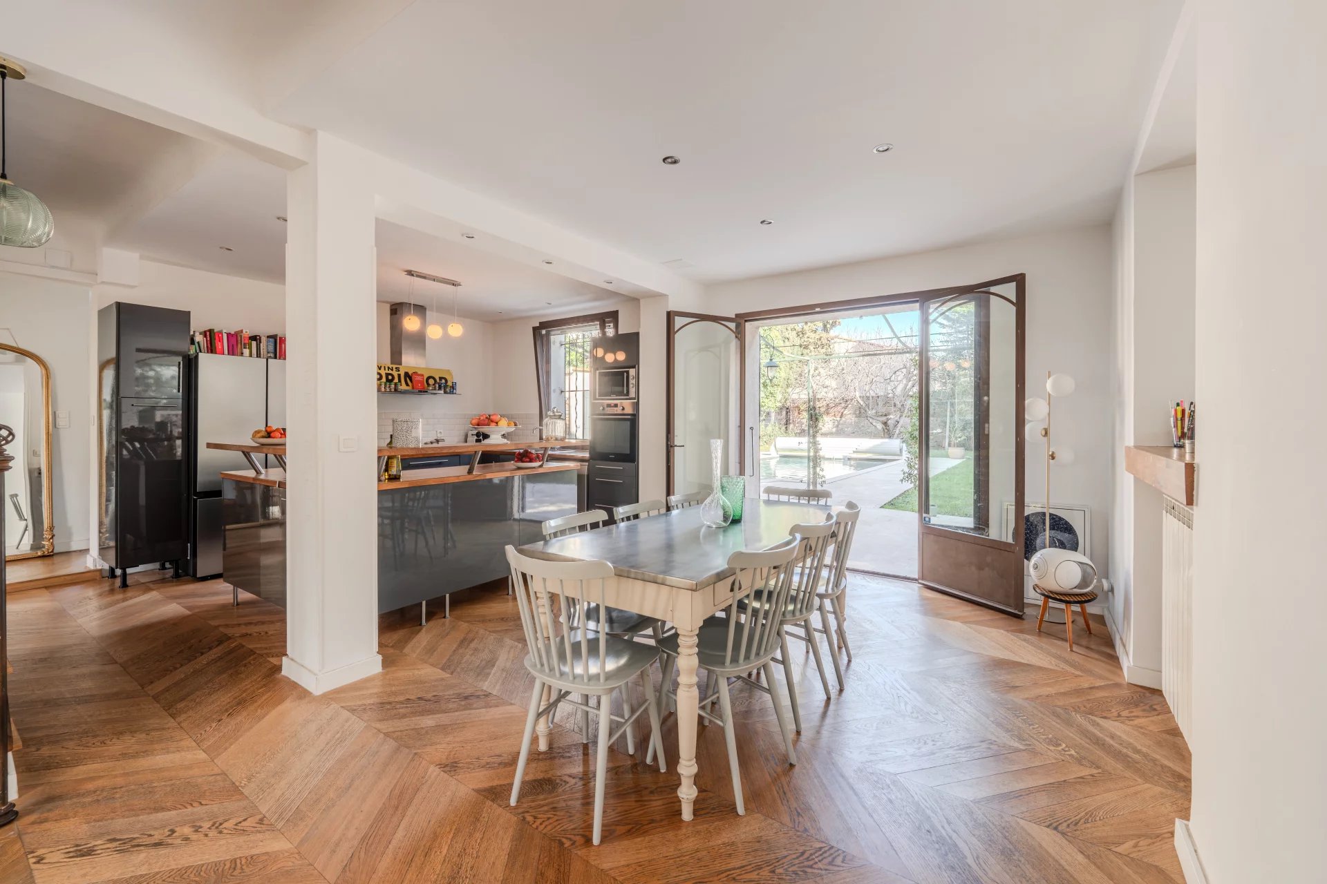 BARNES EXCLUSIVE – AIX-EN-PROVENCE – 10-MINUTE WALK FROM THE CITY CENTRE – FAMILY HOME – 5 BEDROOMS – GARDEN – SWIMMING POOL - picture 2