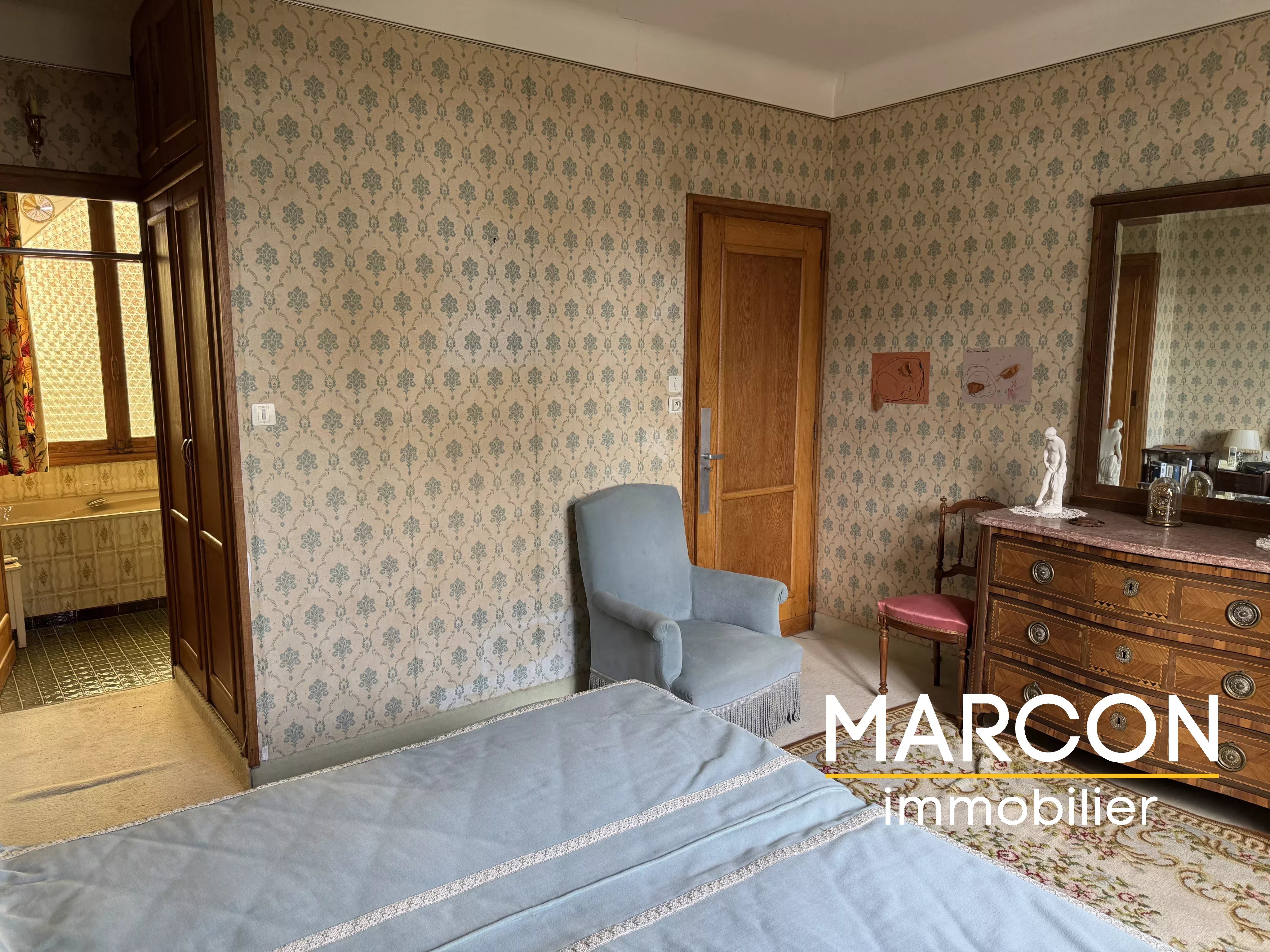 CHARACTER HOUSE GUERET TOWN CENTRE