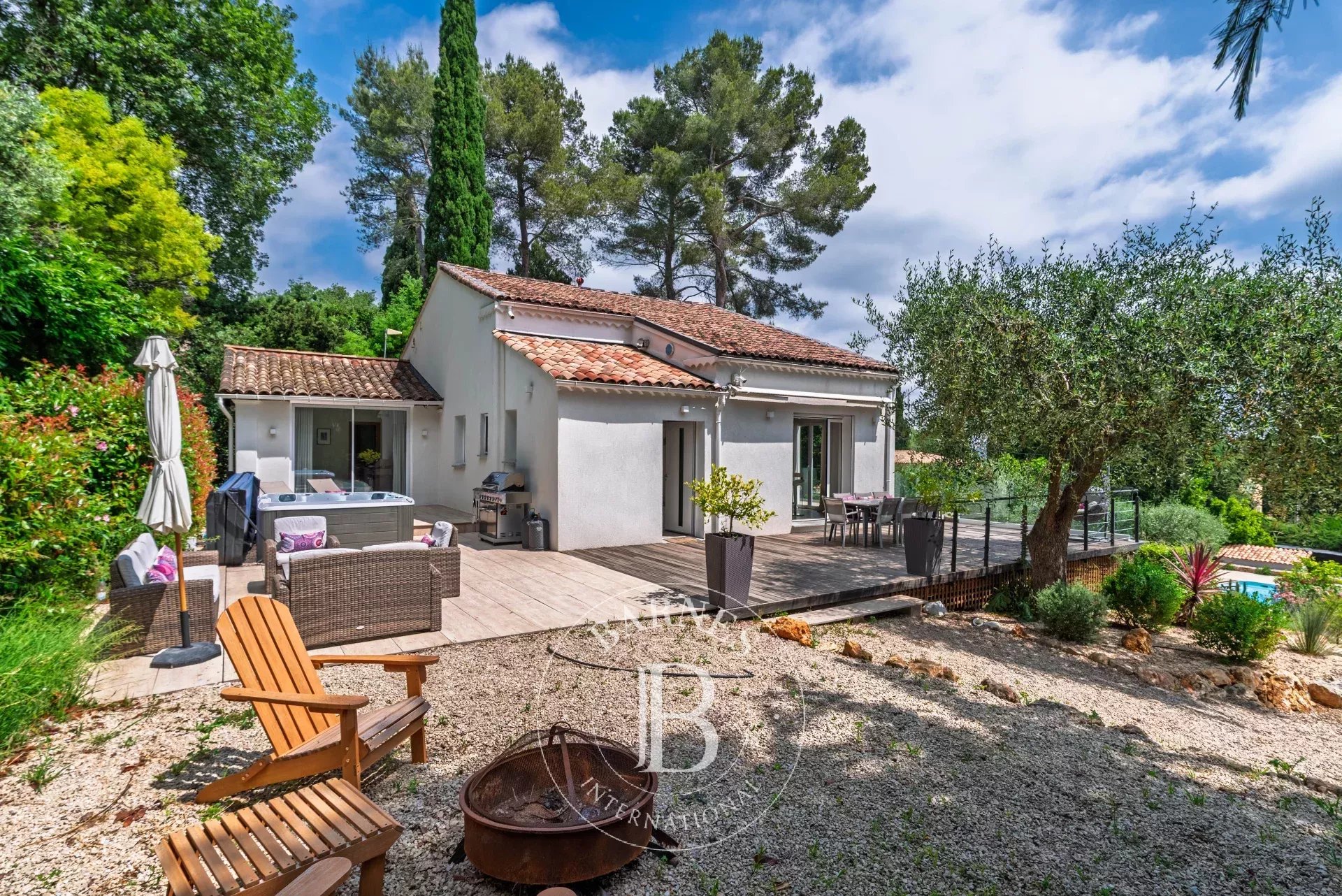 Valbonne, walking distance to village, closed domaine, 4 bedrooms plus independent guest studio, pool
