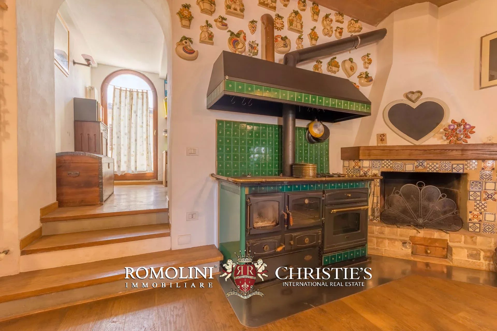 VILLA CON PISCINA E VIGNETO IN VENDITA A SIENA, TOSCANA