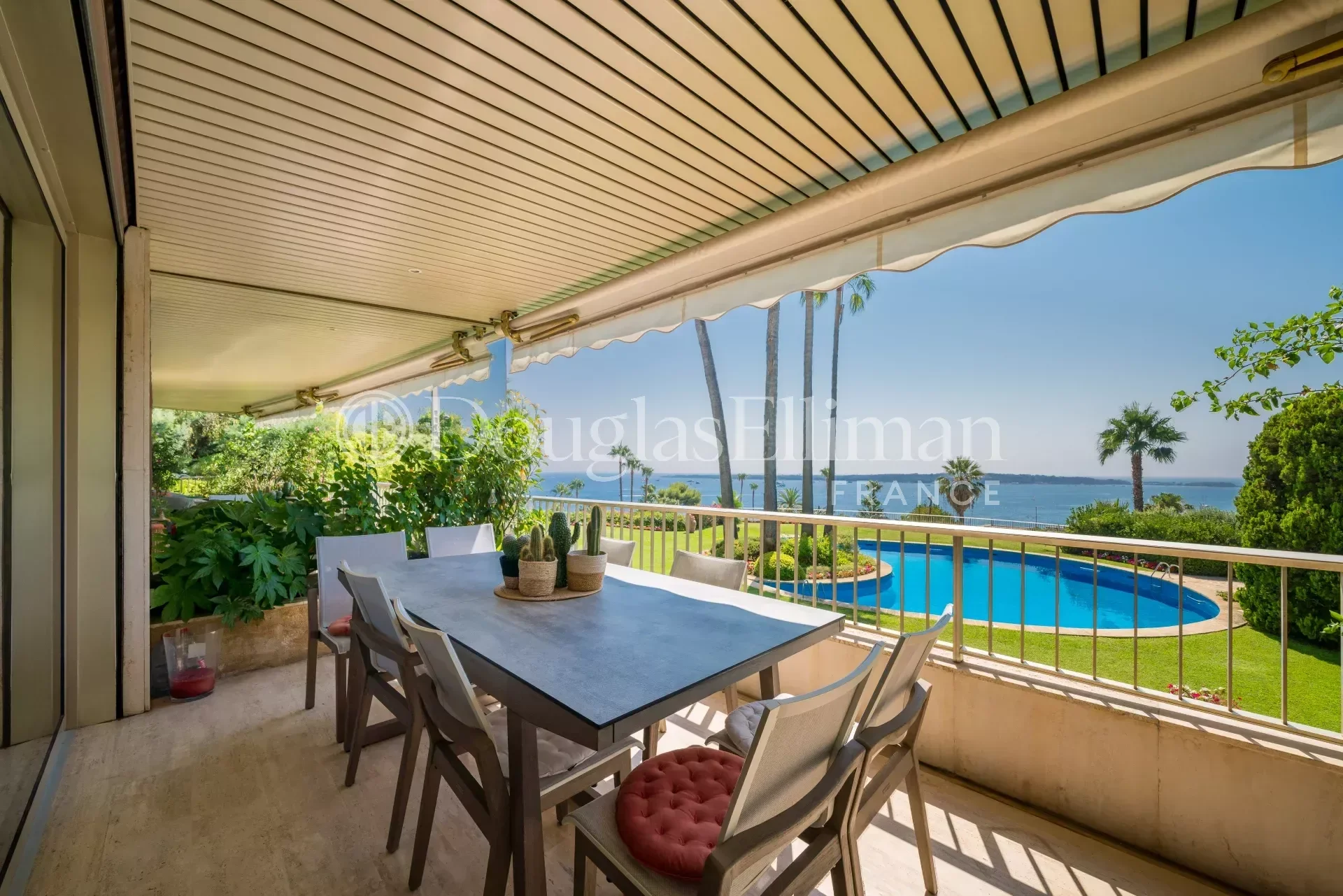 CANNES CALIFORNIE –  Splendide appartement 4 pièces récemment renové avec vue mer panoramique - Image nᵒ2