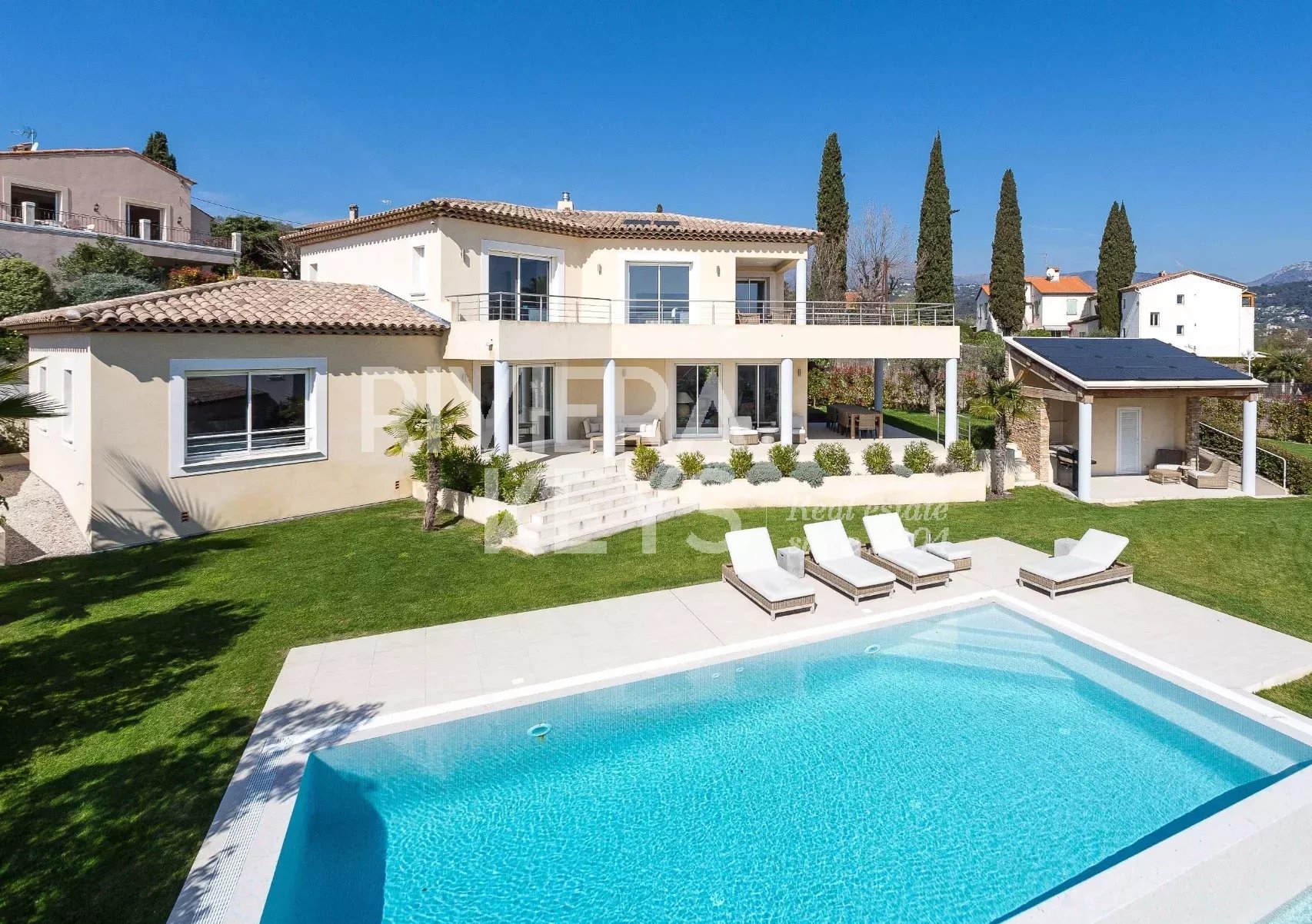 LA COLLE-SUR-LOUP : Villa récente avec piscine, proche du vieux village