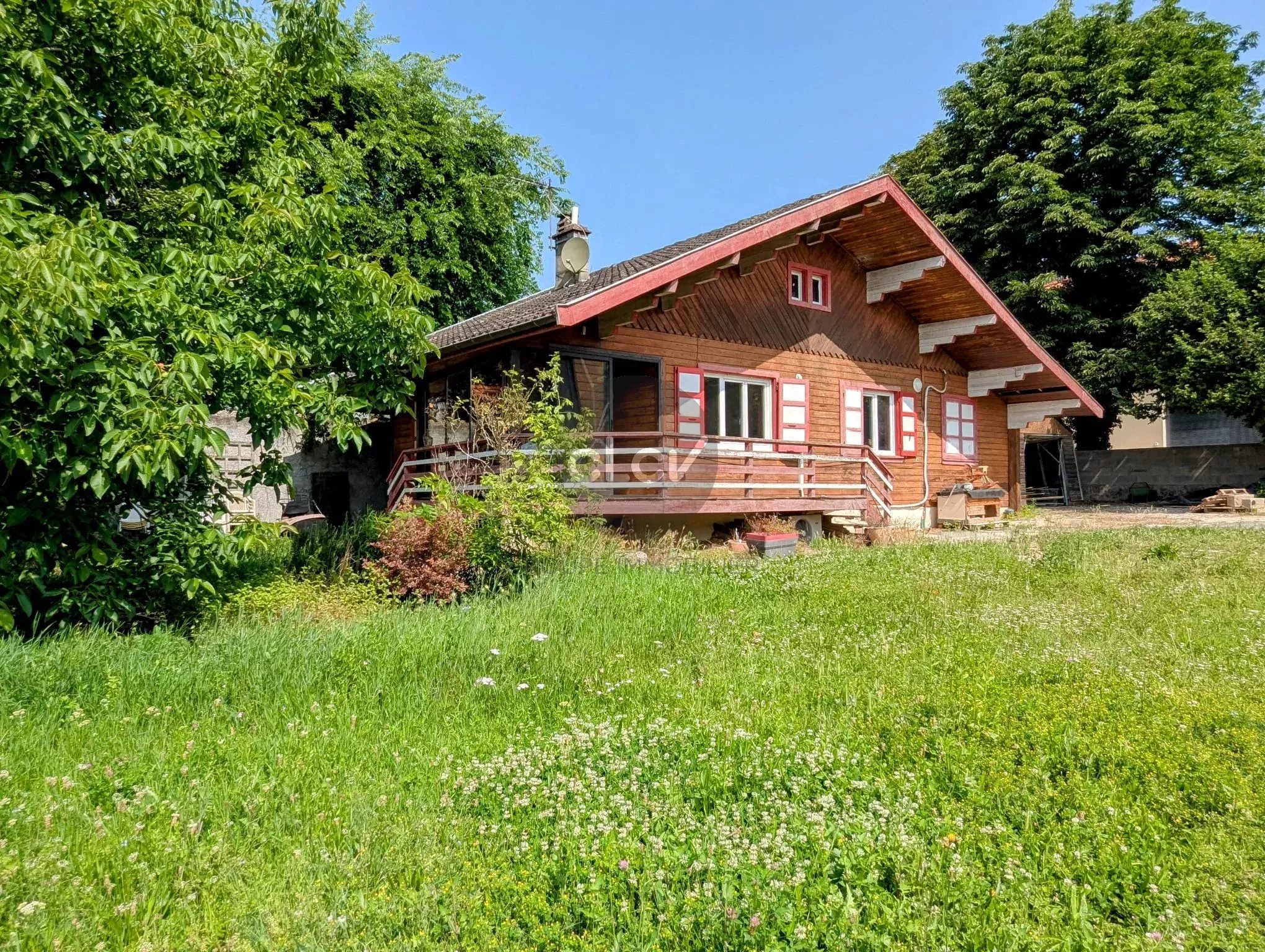 PLEIN CENTRE: Chalet à rénover