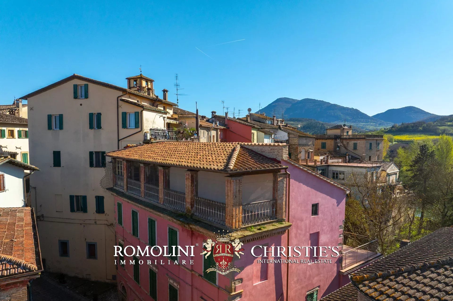  ELEGANT HISTORIC PROPERTY WITH TERRACES AND GARDEN FOR SALE IN UMBERTIDE
