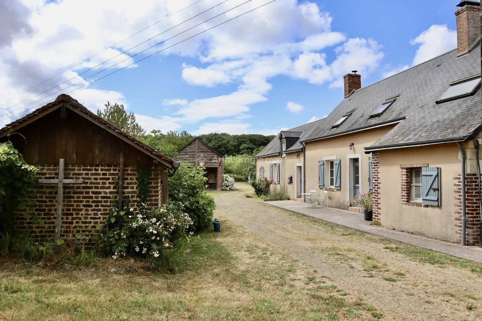 Belle fermette de 140 m2, entièrement restaurée sur plus d'un hectare de terrain.