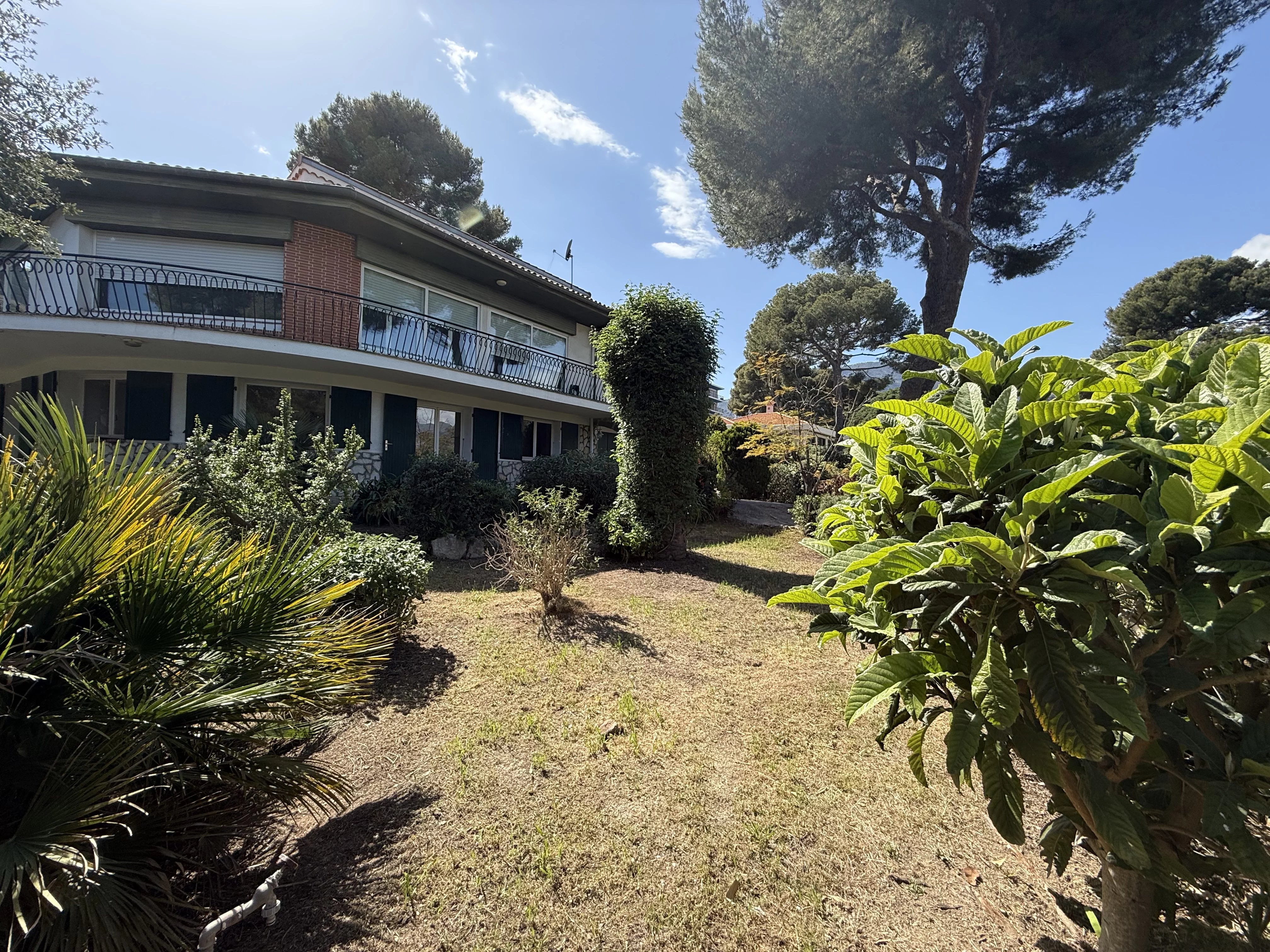 ROQUEBRUNE CAP MARTIN THE CAP - VILLA TO RENOVATE 6 BEDROOMS - SEA VIEW - POOL - GARAGES - PERMIT ACCEPTED