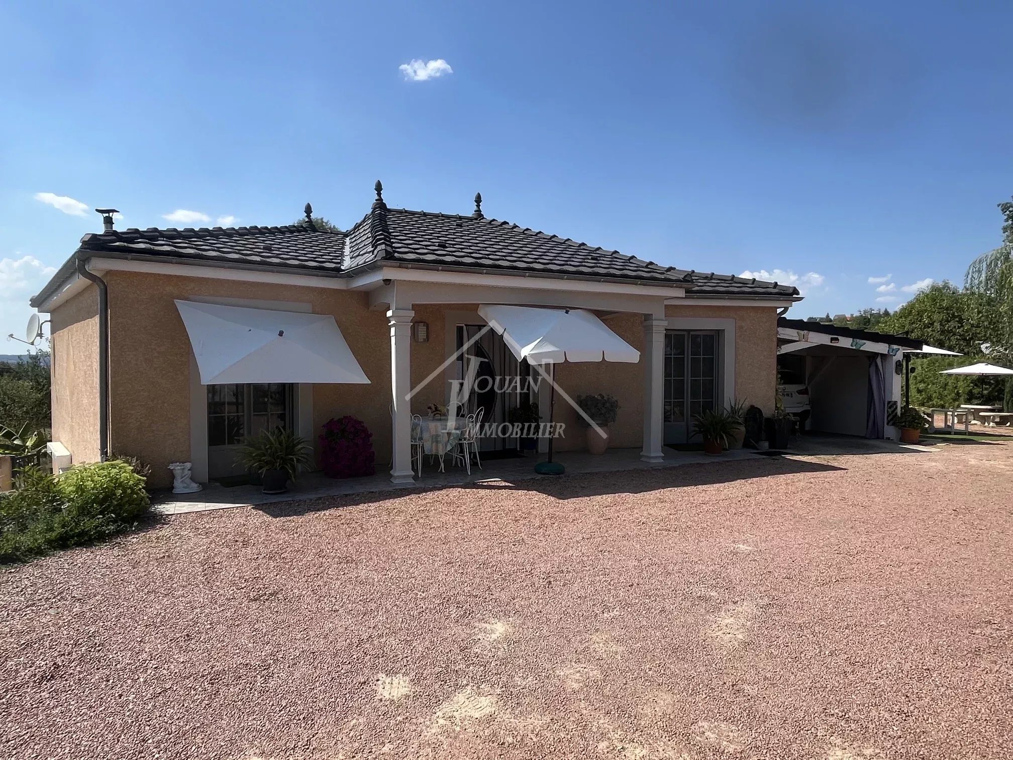 PROCHE VICHY JOLIE MAISON ET JARDIN