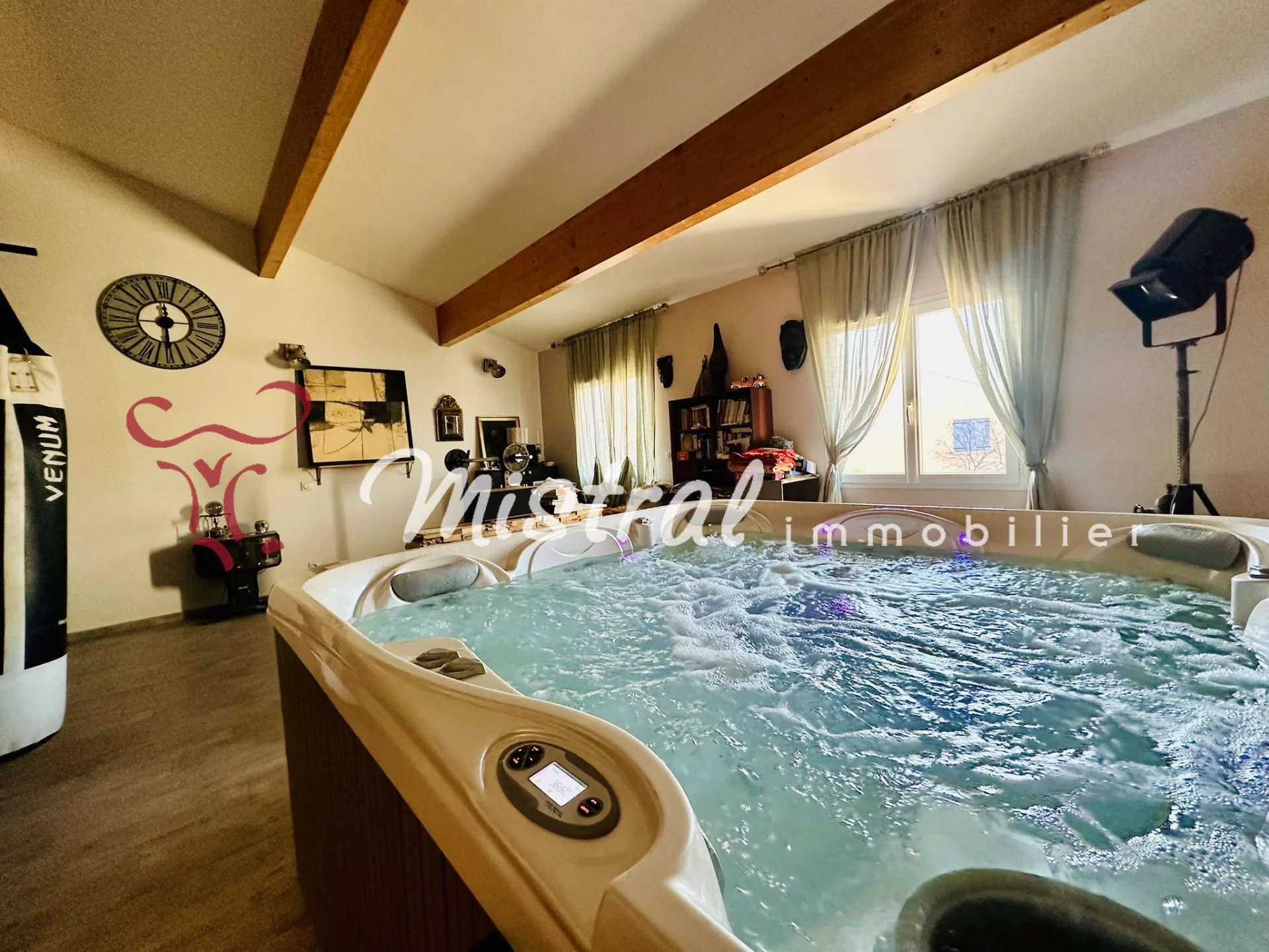 VENTE MAISON AIGUES-MORTES AVEC COUR ET PISCINE