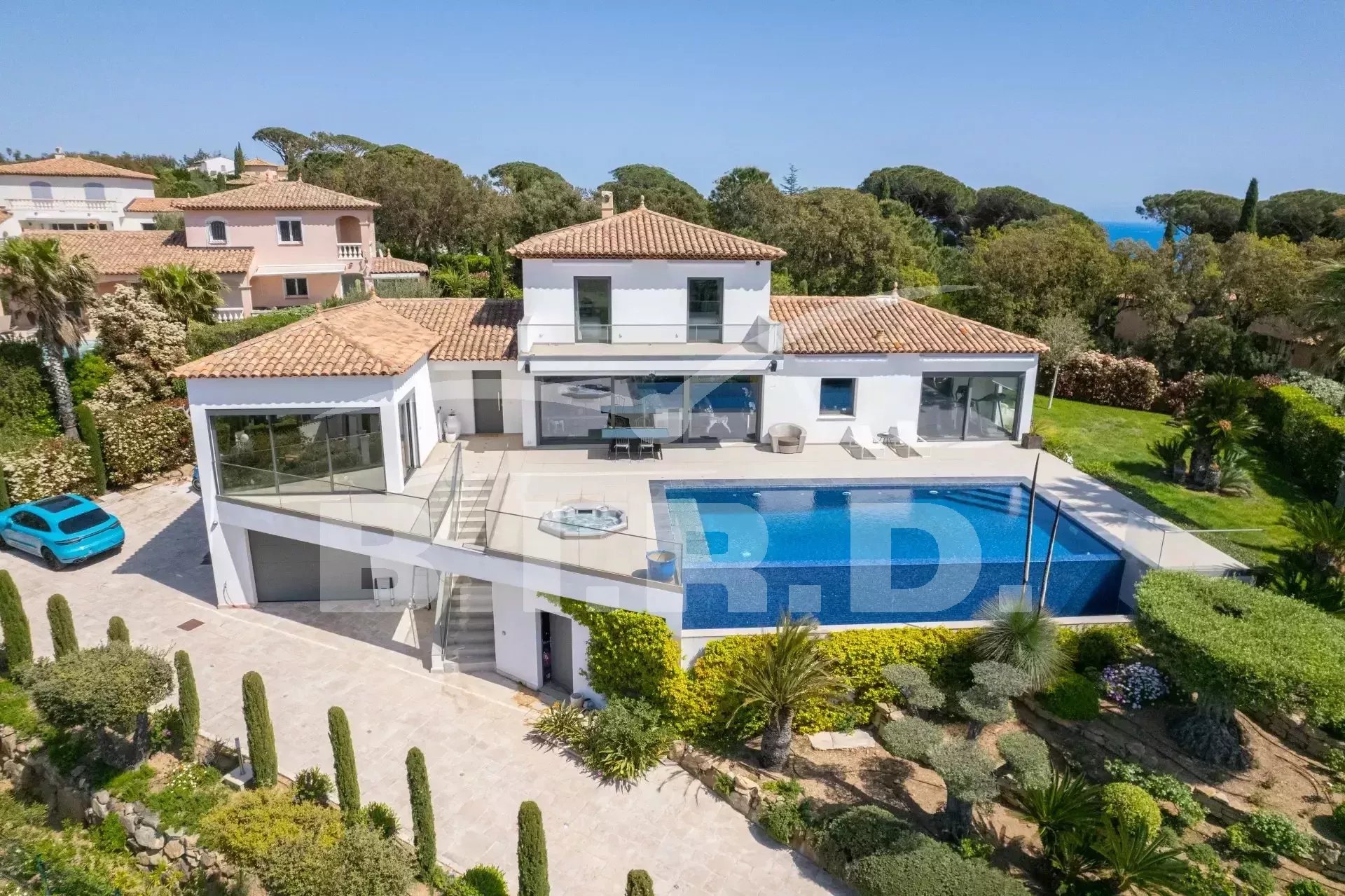 SAINTE MAXIME: Uitzonderlijke Villa met Panoramisch Uitzicht op de Golf van Sainte Maxime