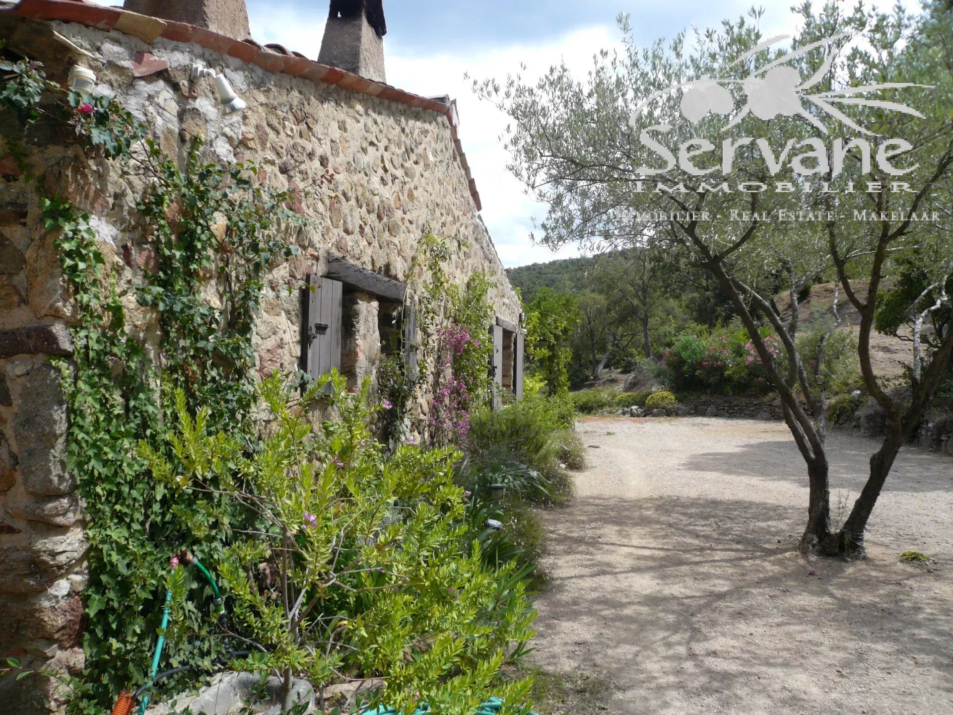 FOR SALE STONE PROPERTY WITH ANNEXES