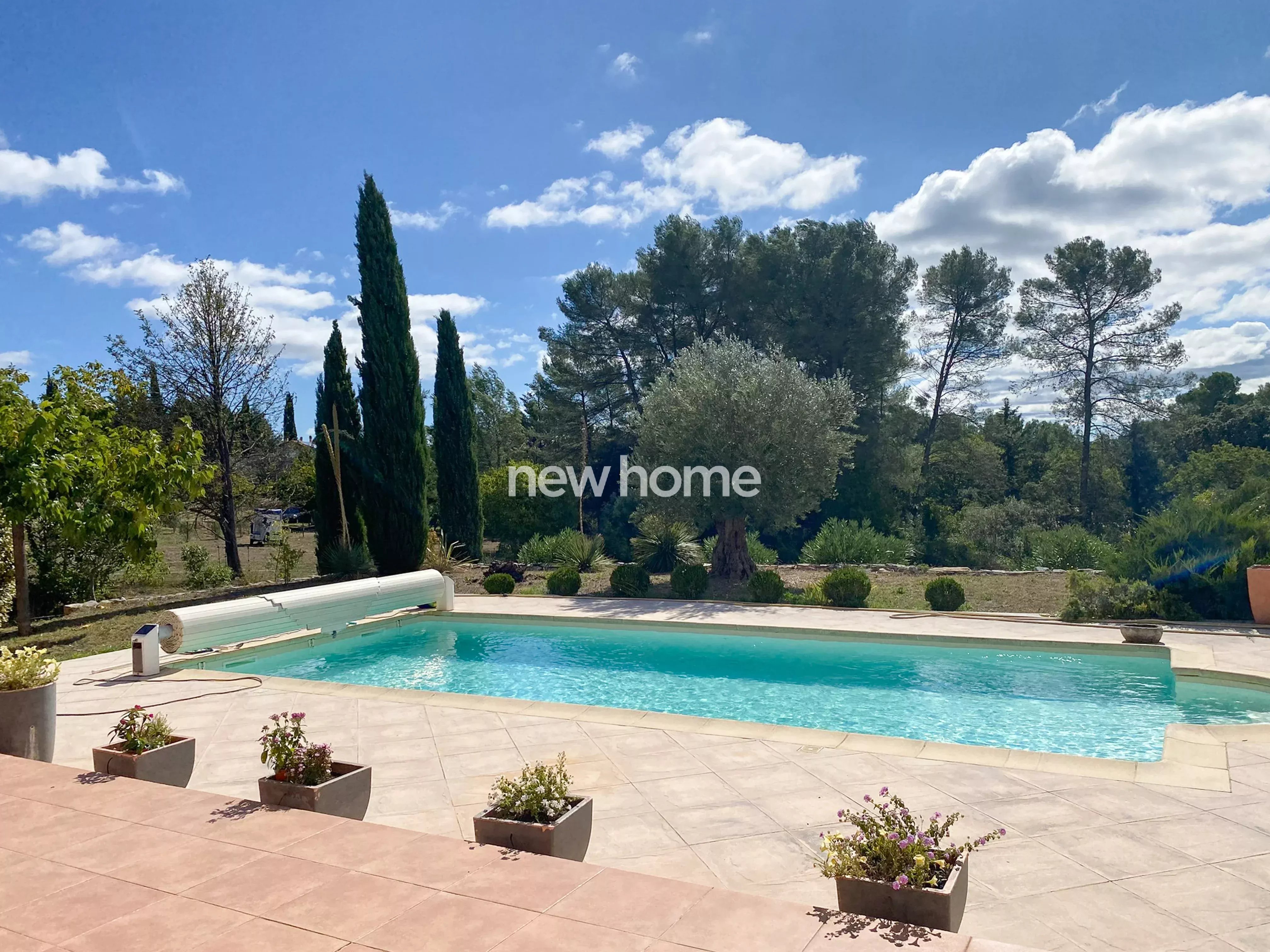 Proche de Lorgues, une villa provençale et lumineuse avec piscine et vue dégagée.
