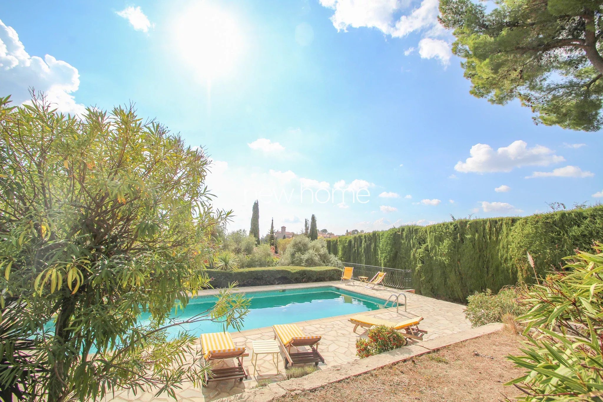 Propriété de charme en pierre  Vue mer et village  CABRIS