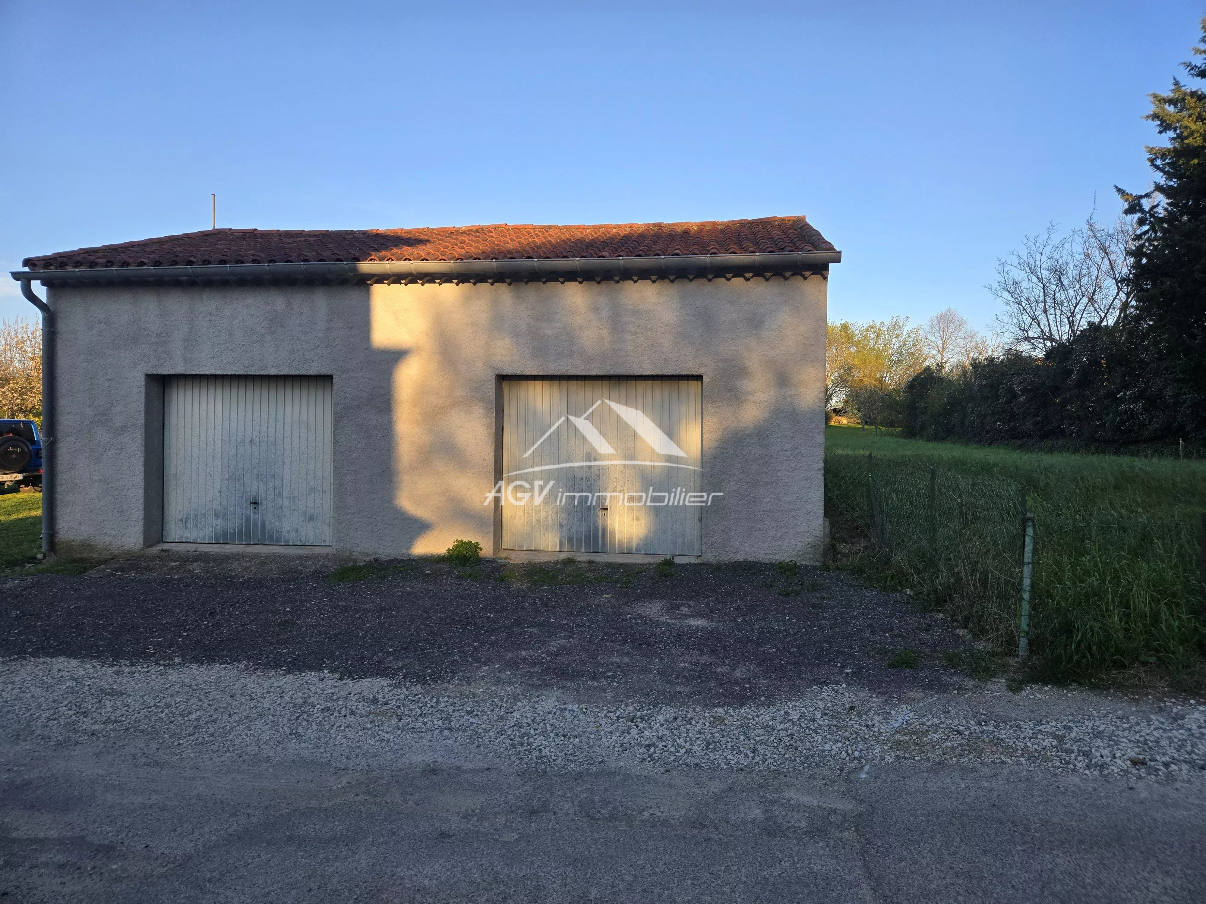 Maison en pierres, 2 logements,double garage