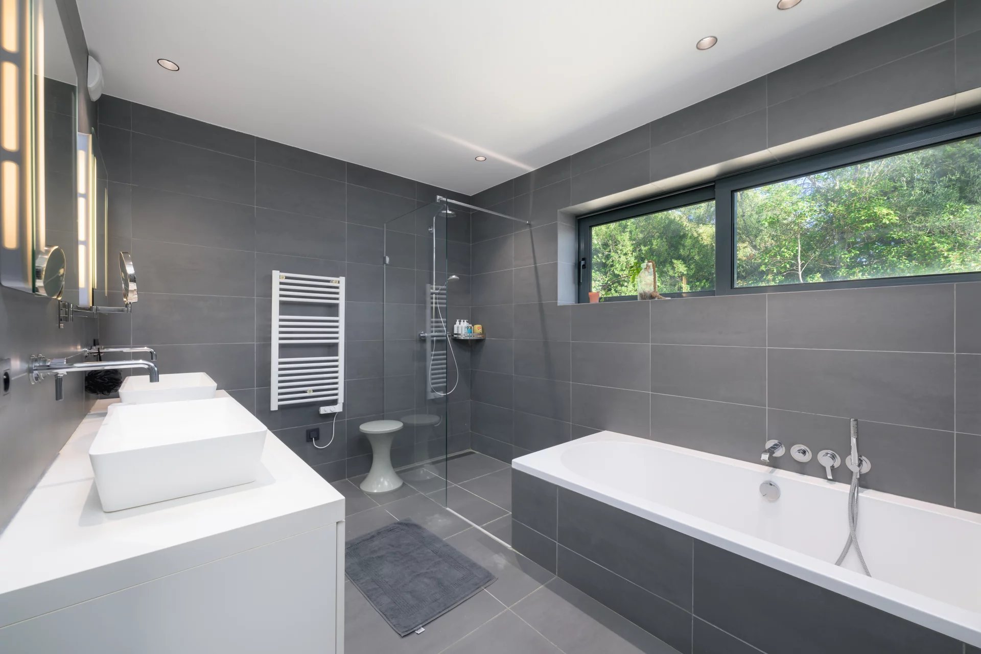 Contemporaine à pied du village 15