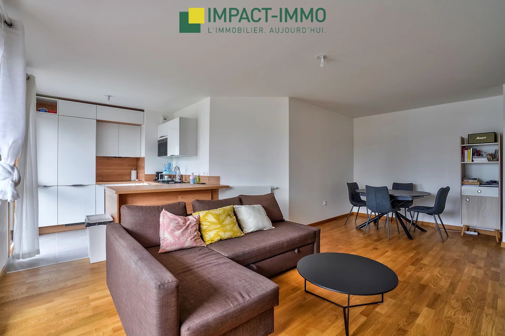 Immeuble récent : 3 chambres, balcon et parking