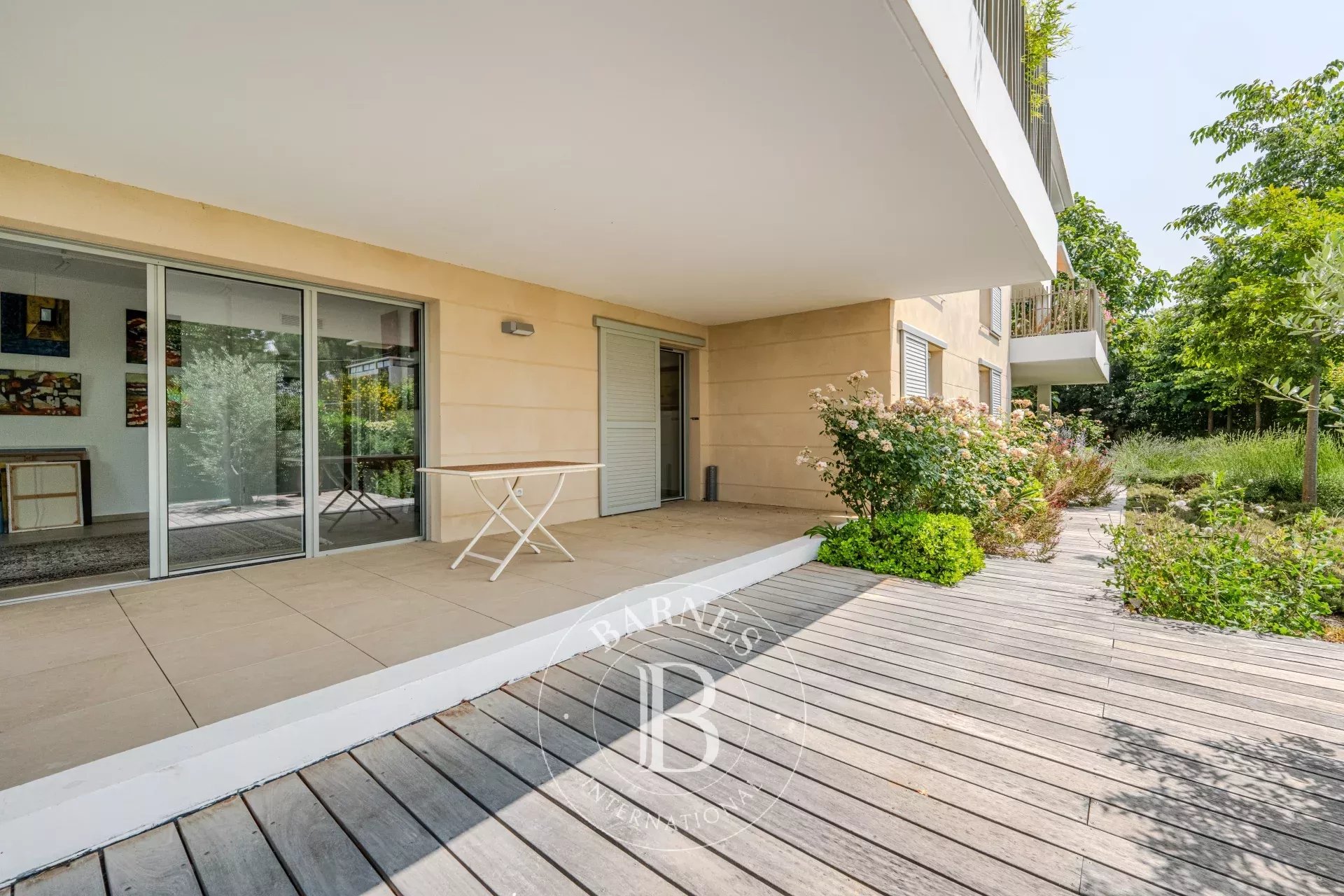 AIX-EN-PROVENCE – STUNNING 2,260 SQ FT APARTMENT – 3,660 SQ FT GARDEN – DOUBLE GARAGE