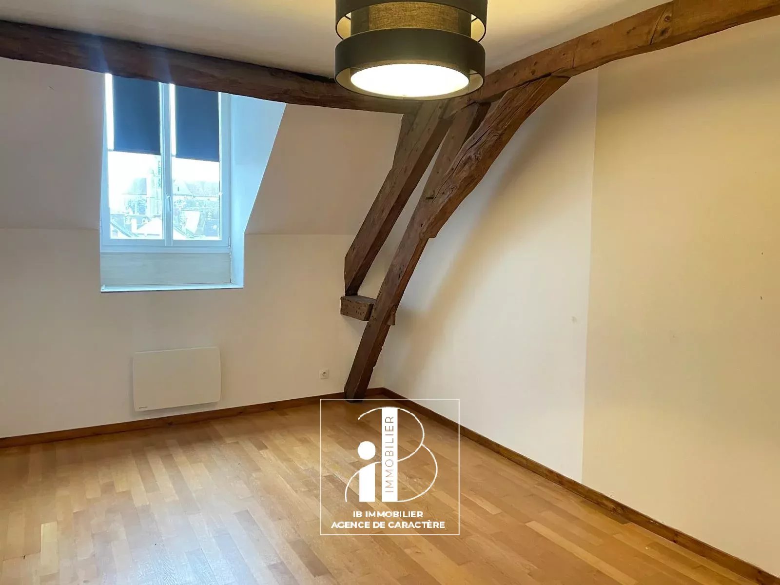 MORET-SUR-LOING - NEAR TOWN CENTER - 3-ROOM DUPLEX OF 80 m² WITH PARKING SPACES