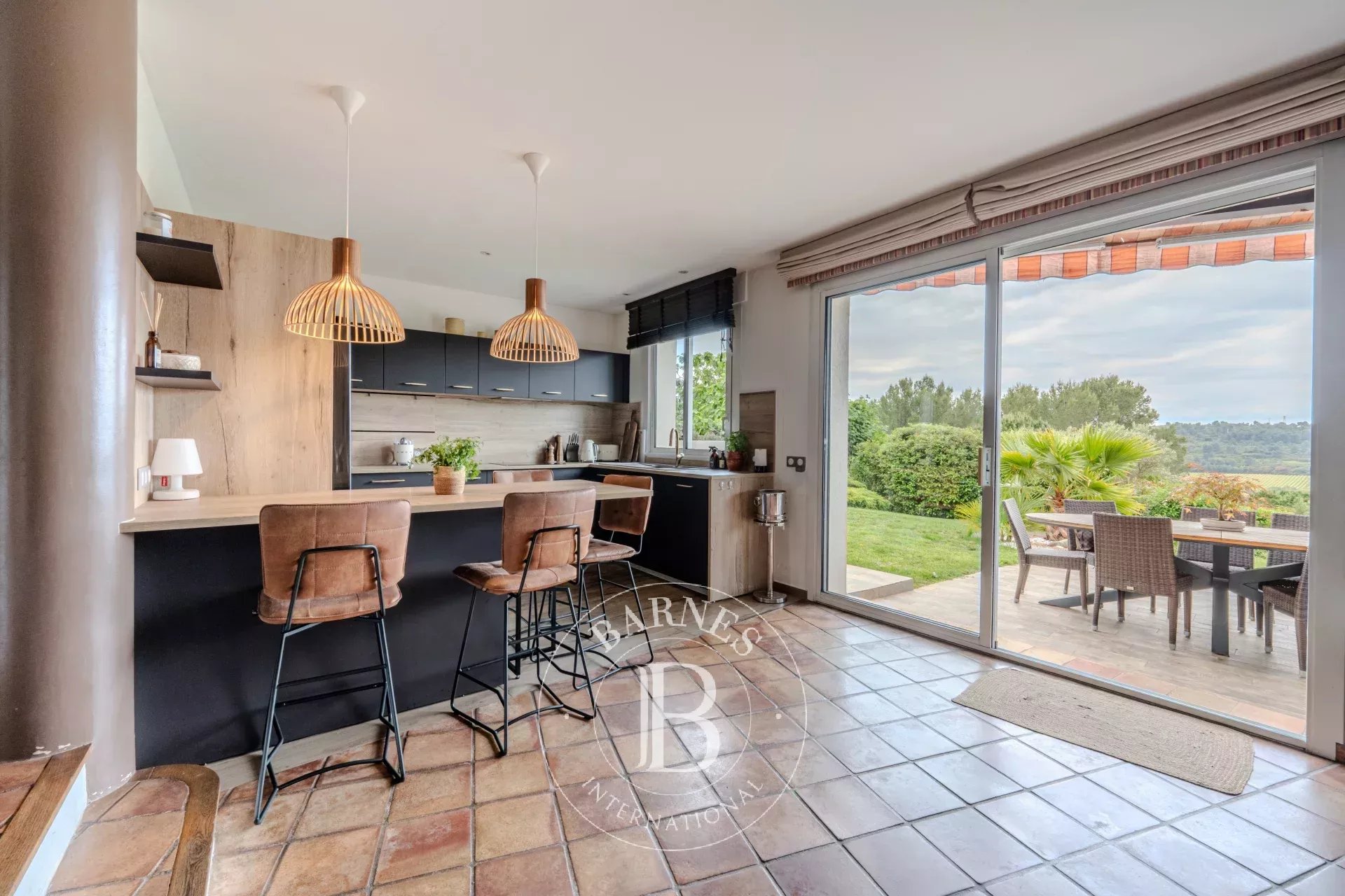 UNDER SALE OFFER - ÉGUILLES – SINGLE-STOREY VILLA – 205 SQM – INDEPENDENT ONE-BEDROOM APARTMENT – POOL – PANORAMIC VIEW – ABSOLUTE TRANQUILITY - picture 12