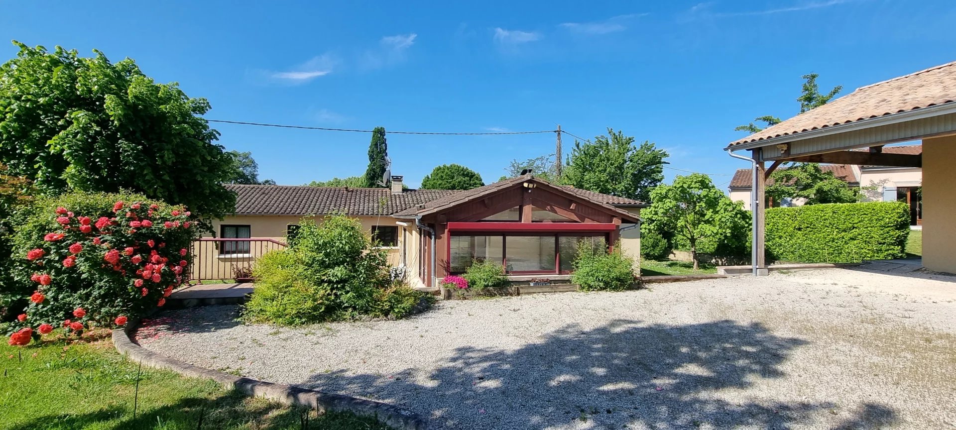 SUR LES COTEAUX MAISON PLAIN PIED AVEC DEPENDANCE SUR 2000 M²