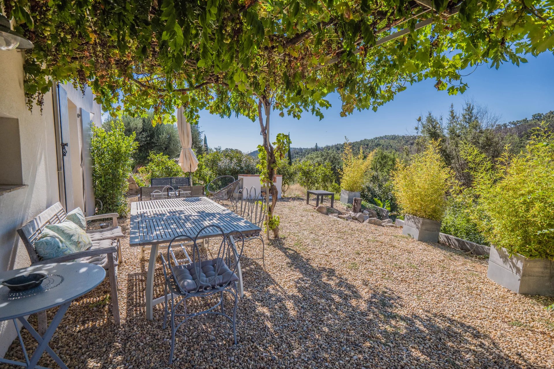 GRIMAUD : CHARMANTE BASTIDE  au cœur  d'un hameau.