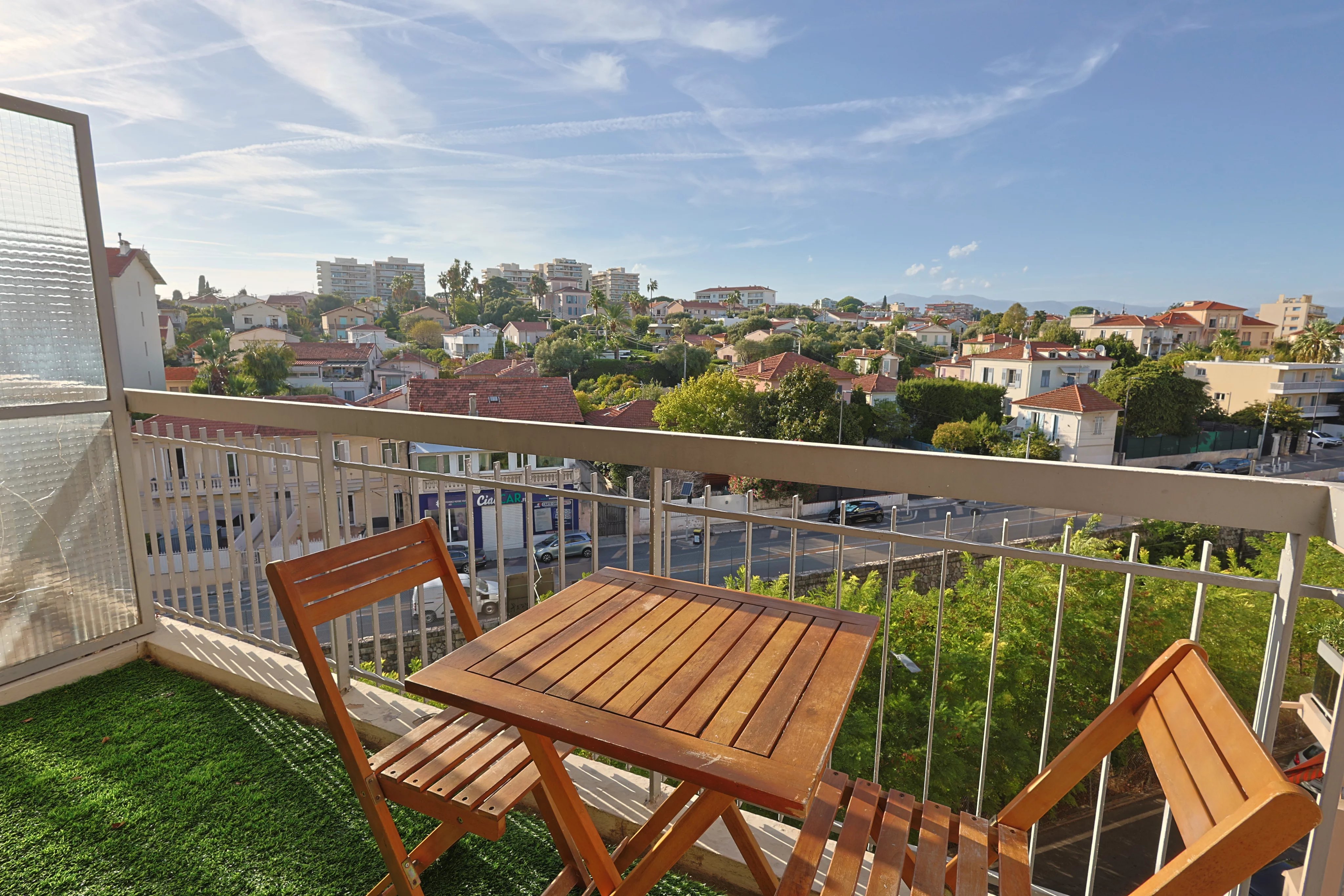 Antibes – Studio rénové avec terrasse, étage élevé et vue dégagée
