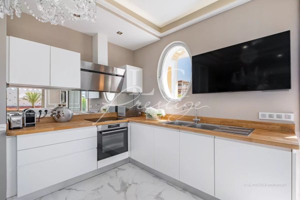 2-Bedroom Apartment in Cannes — photo 5