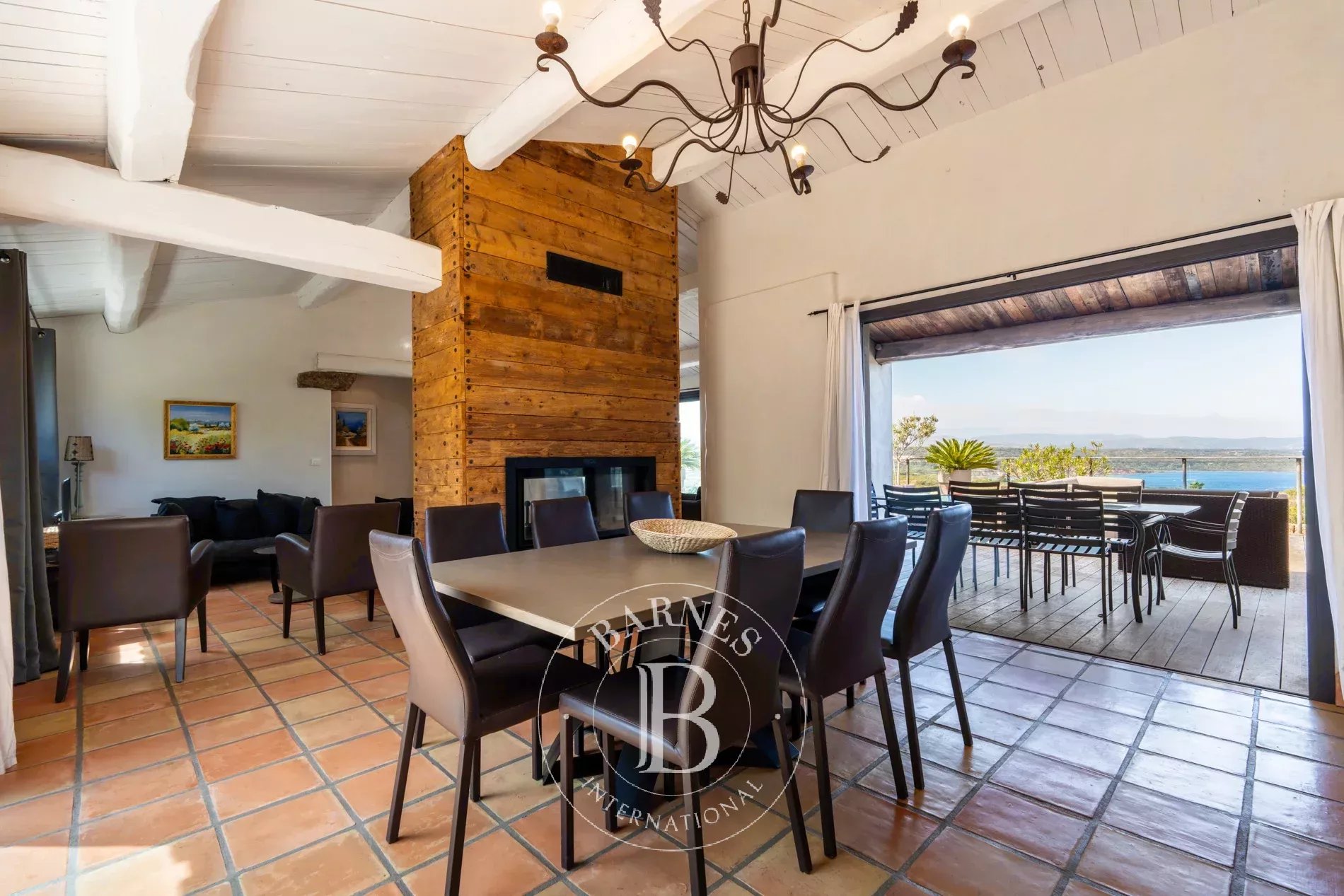 Exclusive listing – Bonifacio. Architect-designed villa in the style of a bergerie, featuring 4 bedrooms, a swimming pool, sea and mountain views, and close proximity to the beach. - picture 9 title=