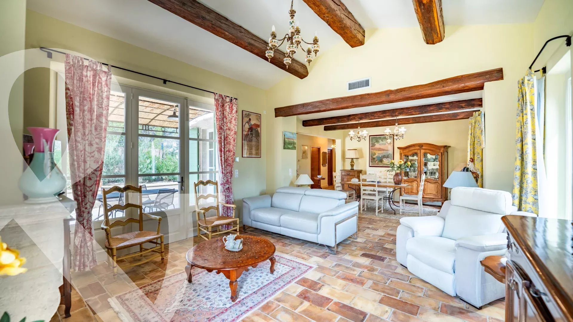 A QUELQUES MINUTES A PIED DU VILLAGE