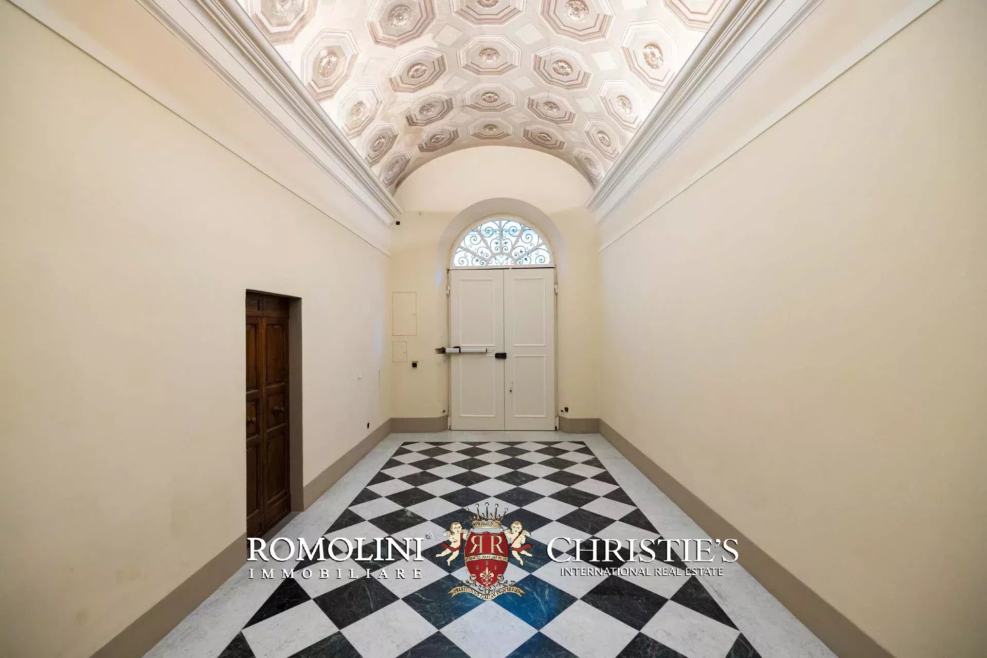 PRACHTVOLLER RESTAURIERTER PALAZZO MIT BLICK AUF DAS HISTORISCHE ZENTRUM VON FLORENZ ZU VERKAUFEN