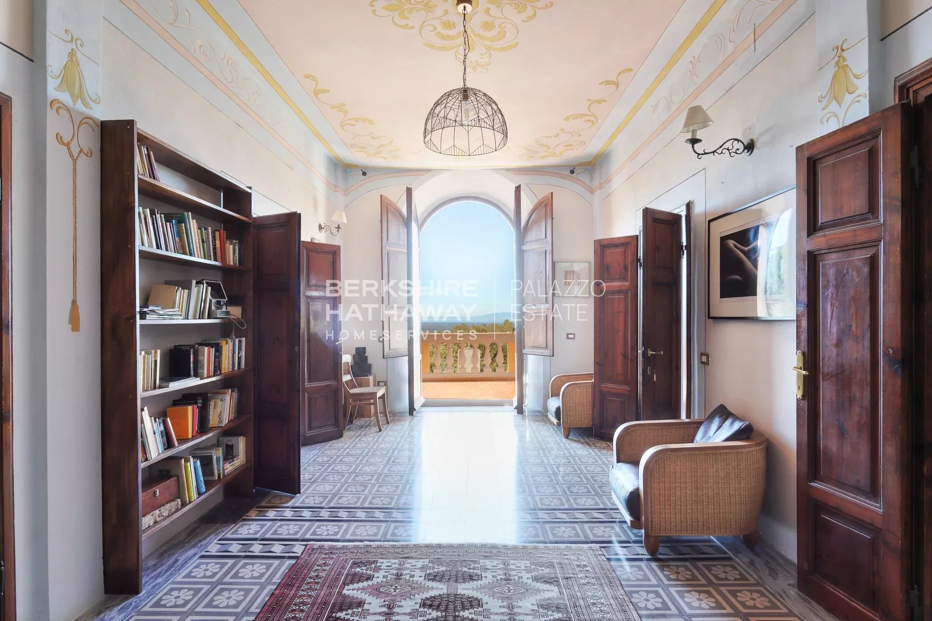 Elegante Villa d'Epoca con Vista Mare e Piscina a Riparbella