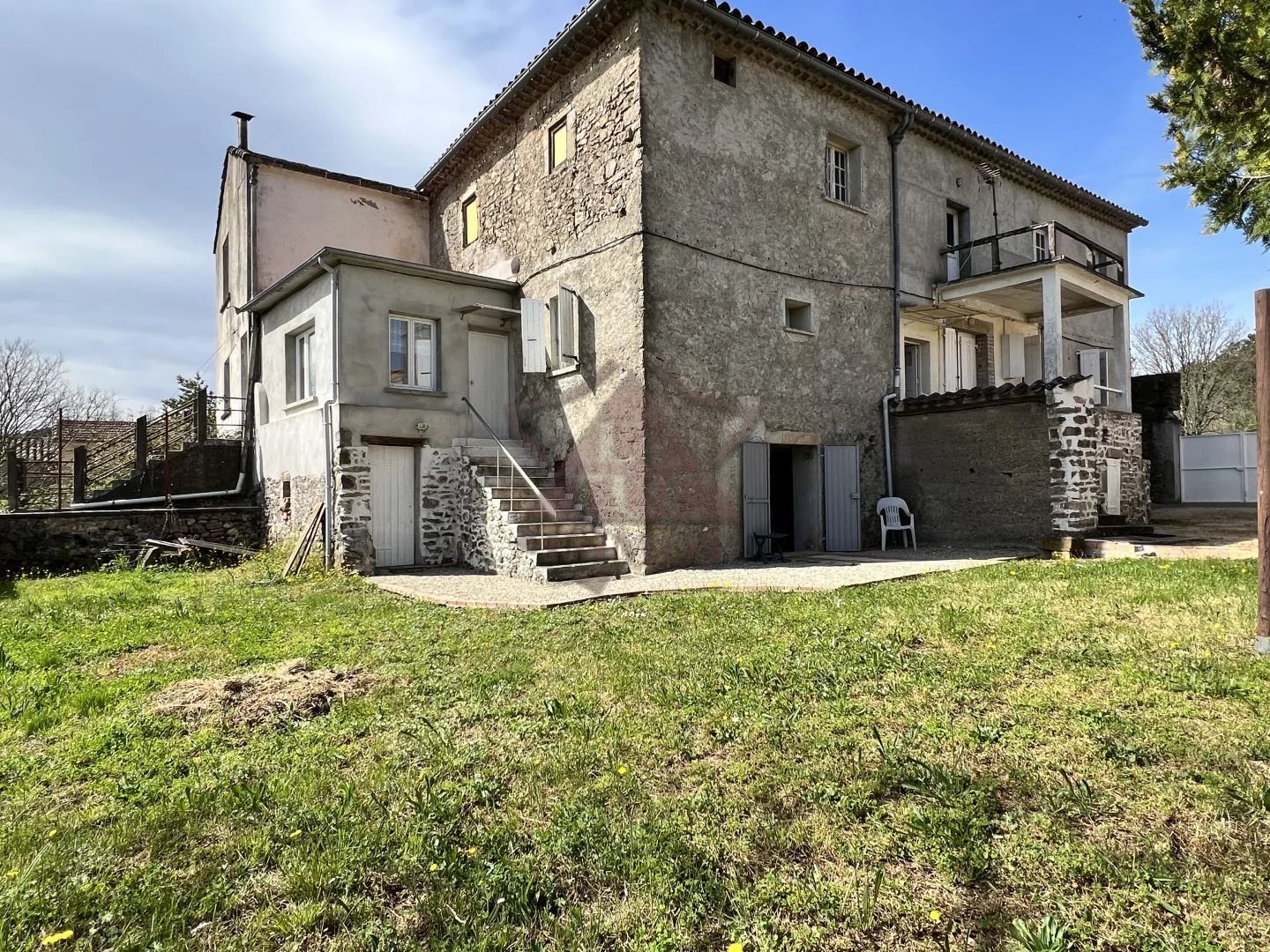 MAISON EN PIERRES AVEC JARDIN