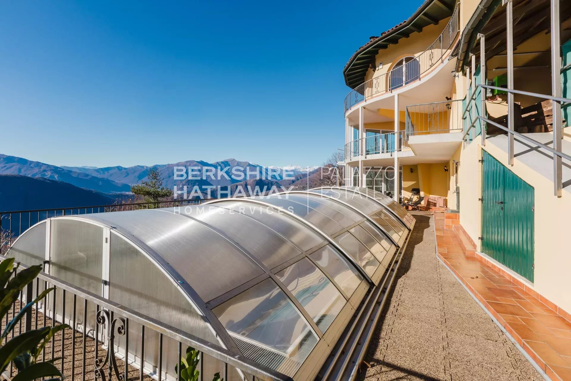 Villa moderna di lusso con vista panoramica sul Lago Maggiore e sulle Alpi