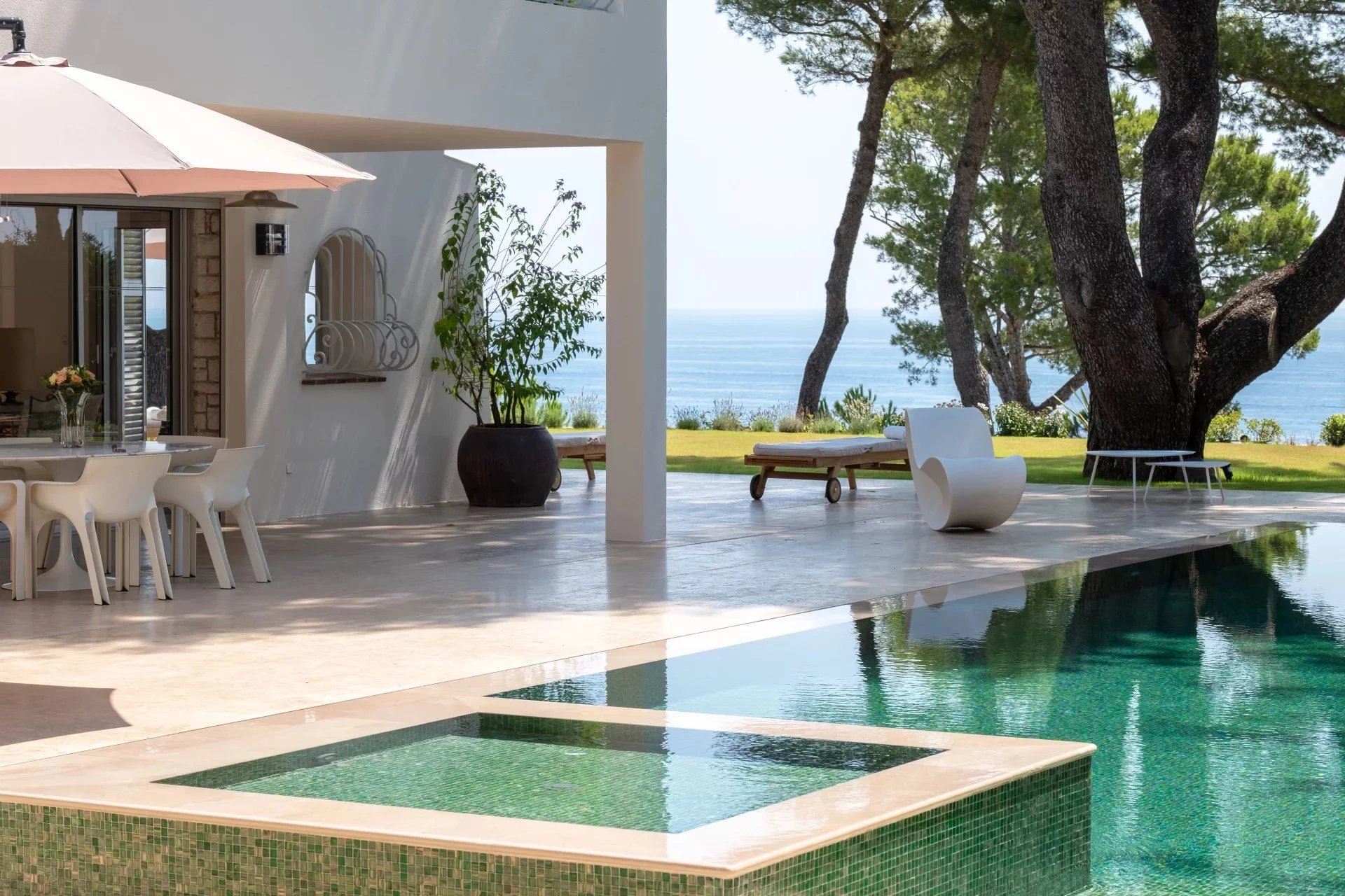 Villa provençale en deuxième ligne avec jardins plats, piscine chauffée et vue sur la mer