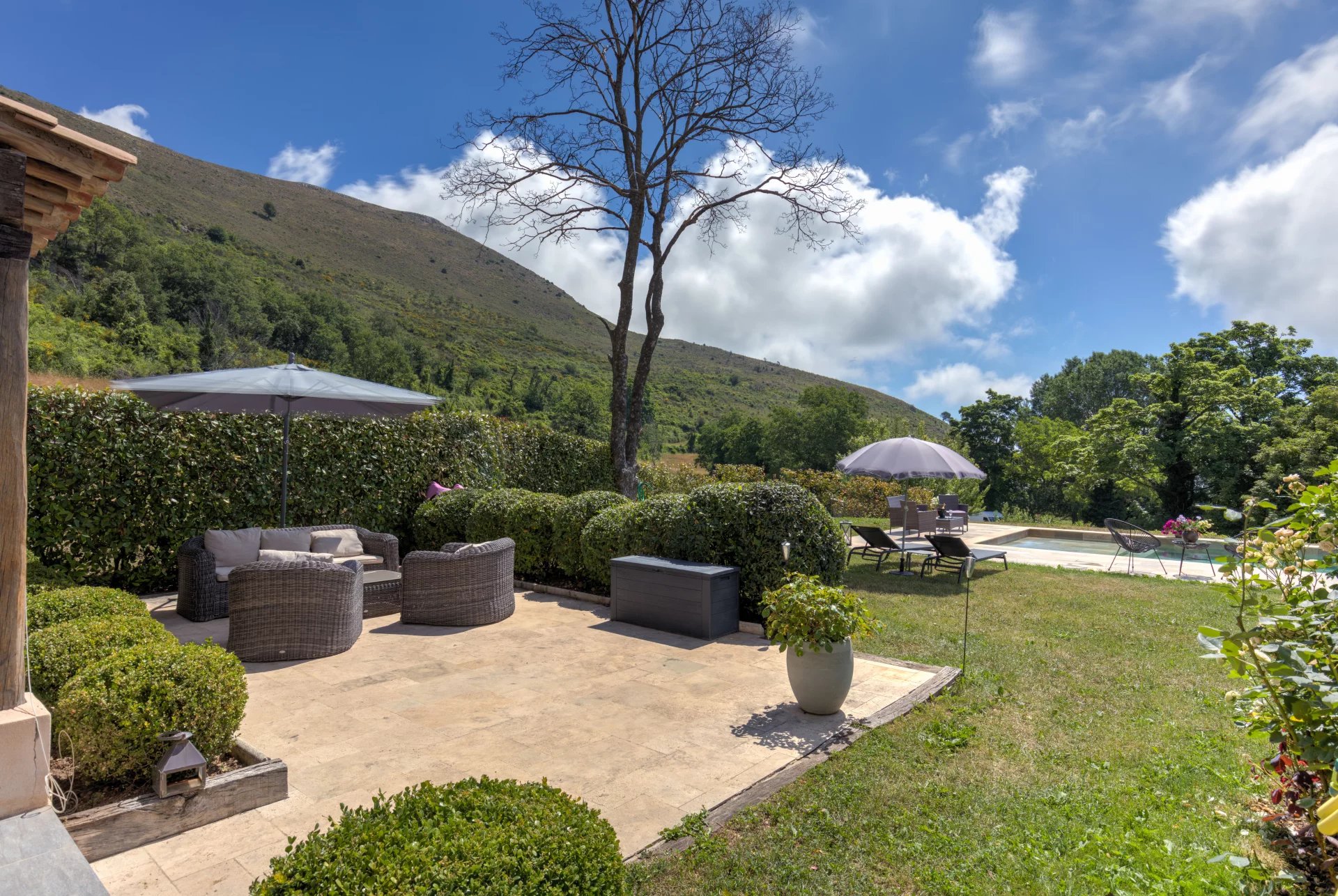 A charming period country house with panoramic sea view 11