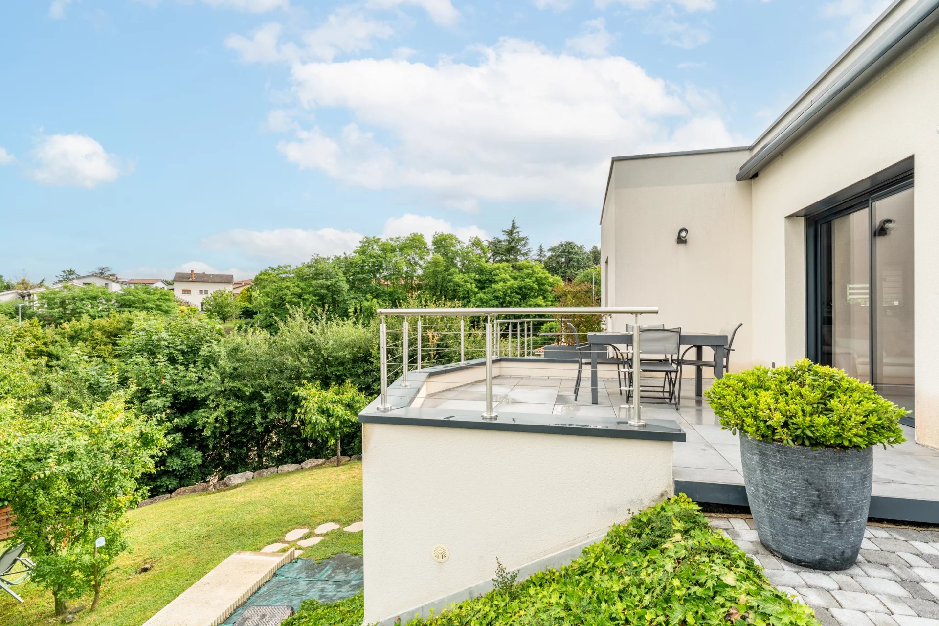 Maison contemporaine au coeur de Montanay