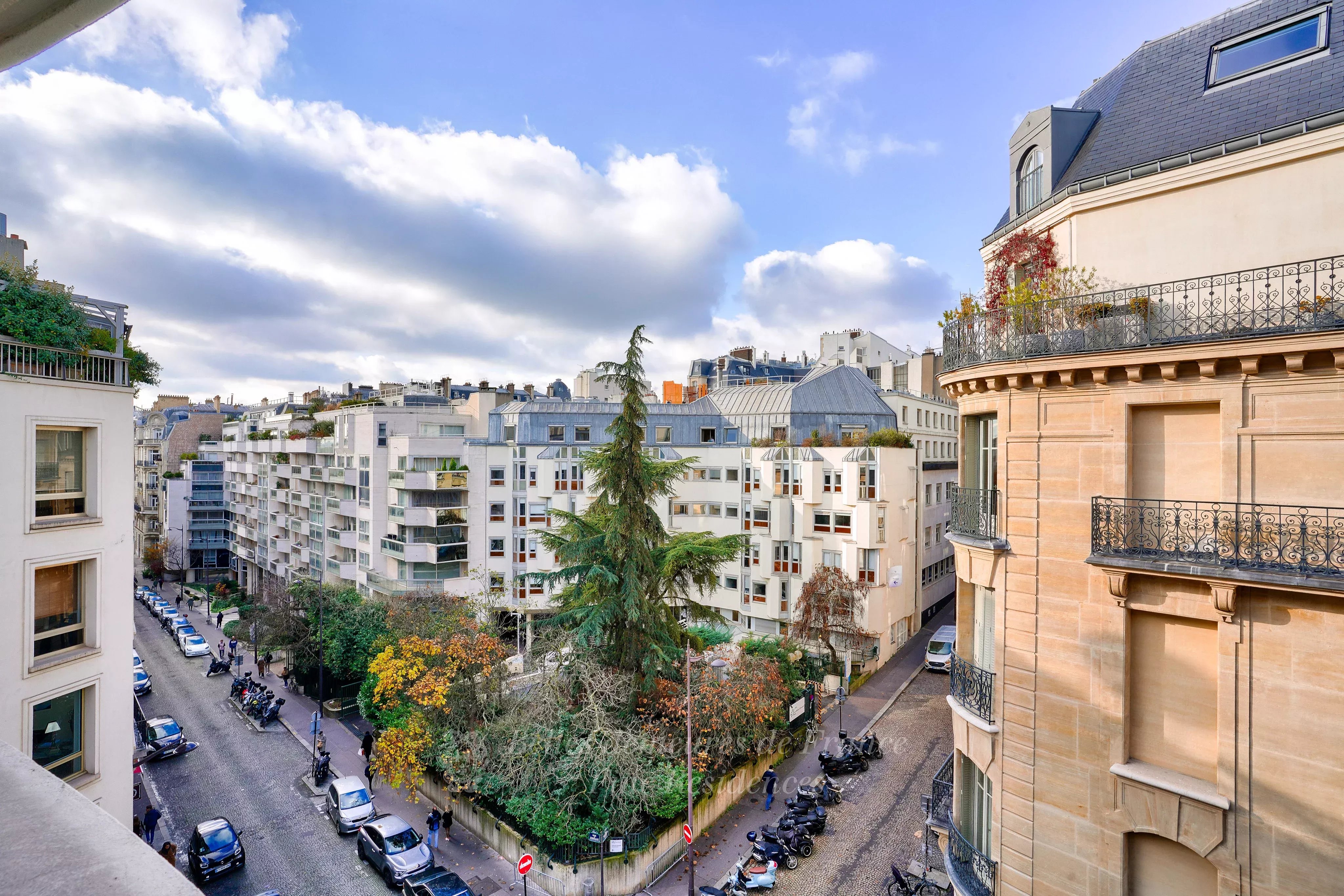 Paris 16th District – A bright 2/3 bed apartment