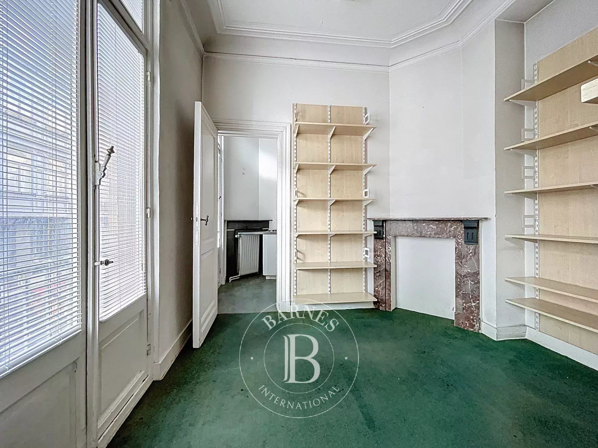 Sablon- Immeuble commercial à rénover à vendre