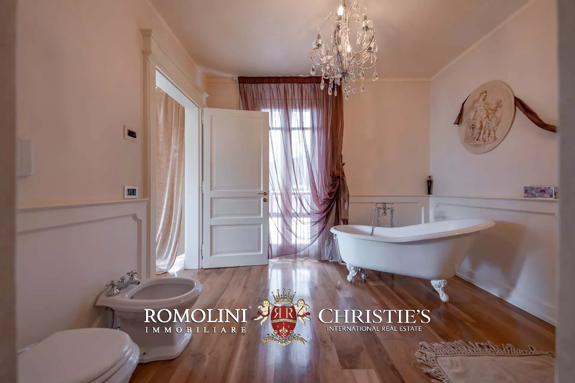 10 Bedroom Villa/Townhouse's Image 37
