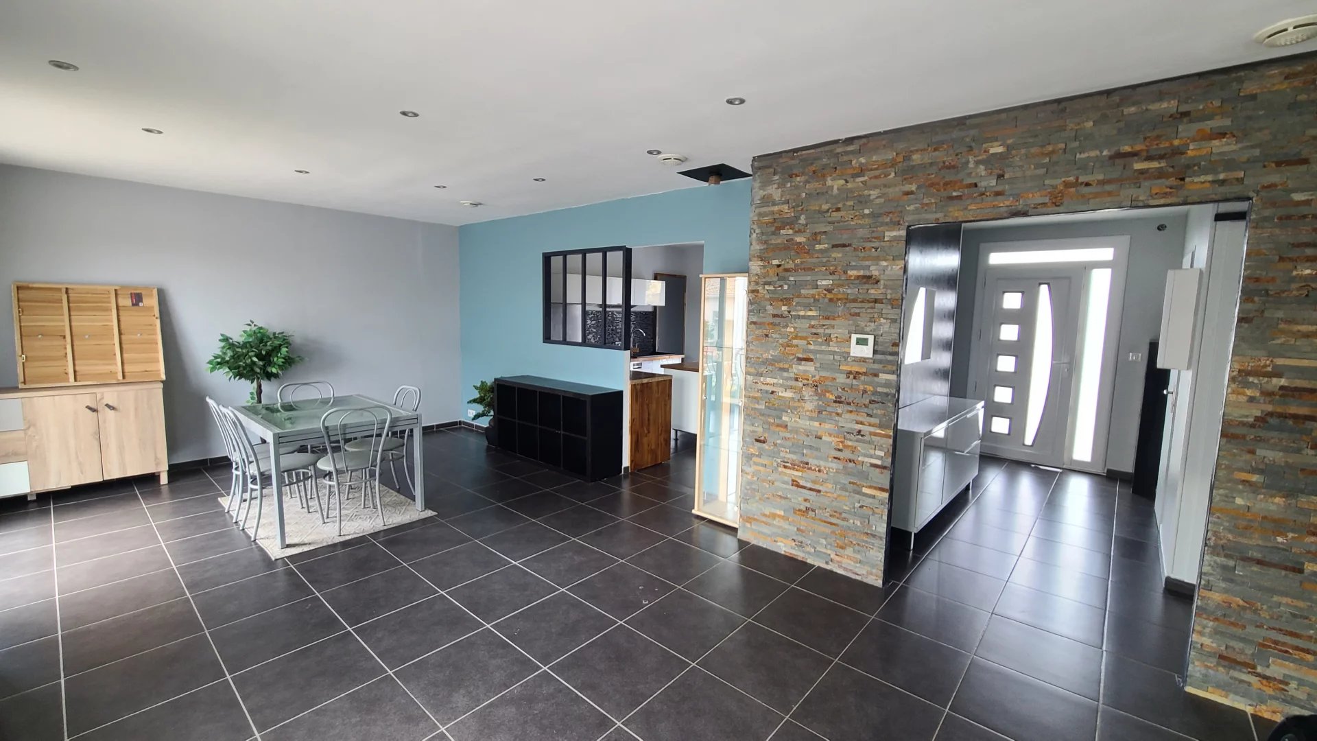 Appartement Meublé de 95 m2 avec jardin et 2 places  parking