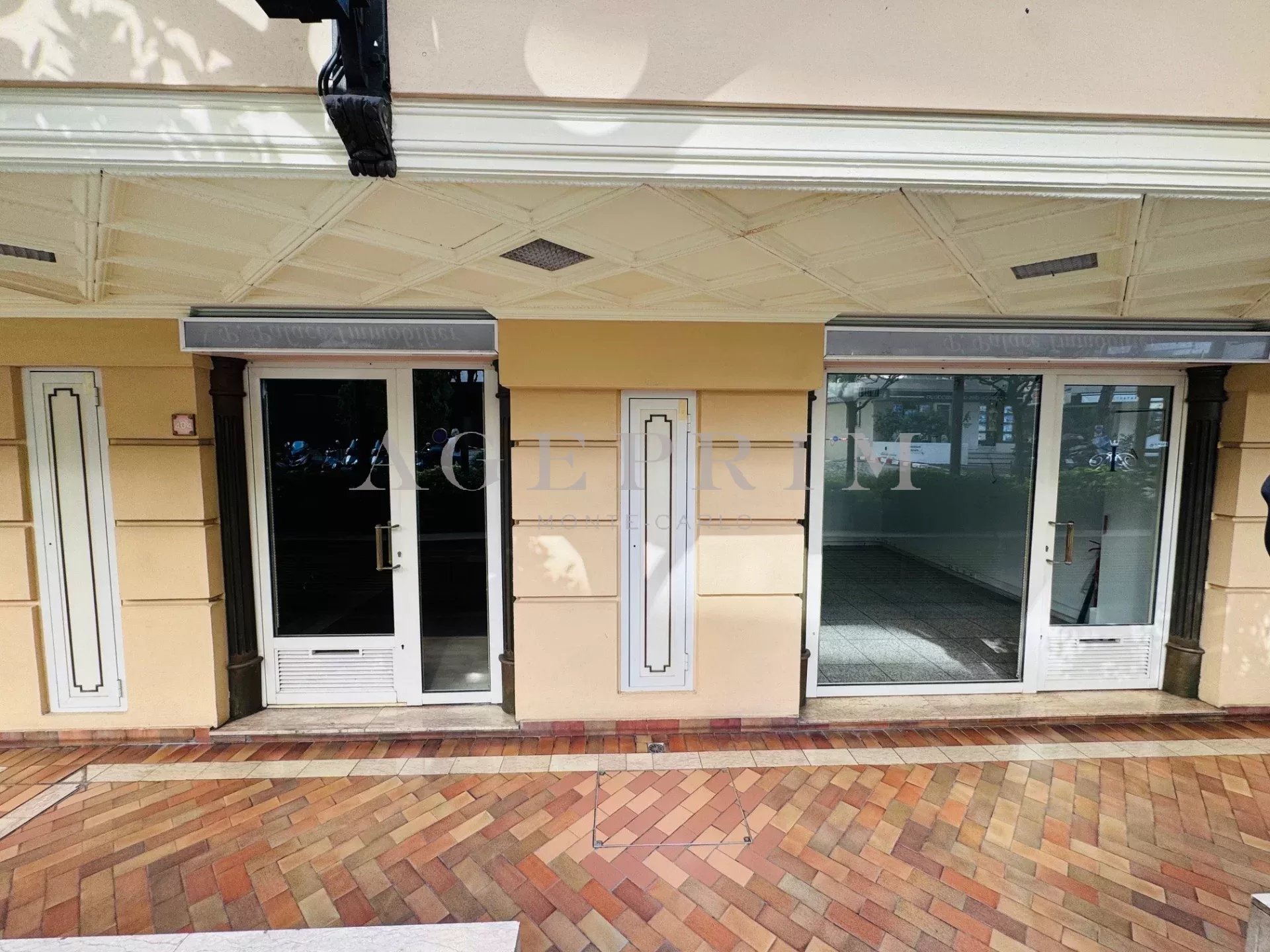 Local commercial avec vitrine – Coeur du Carré d'Or