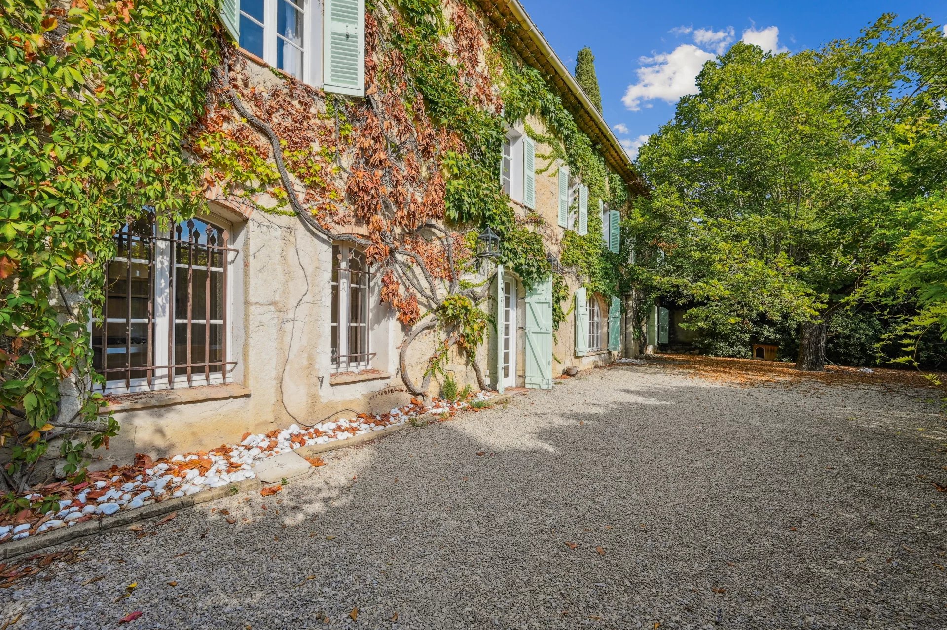 Valbonne - Magnifique bastide en pierre de 300 m² sur terrain de 3000 m²